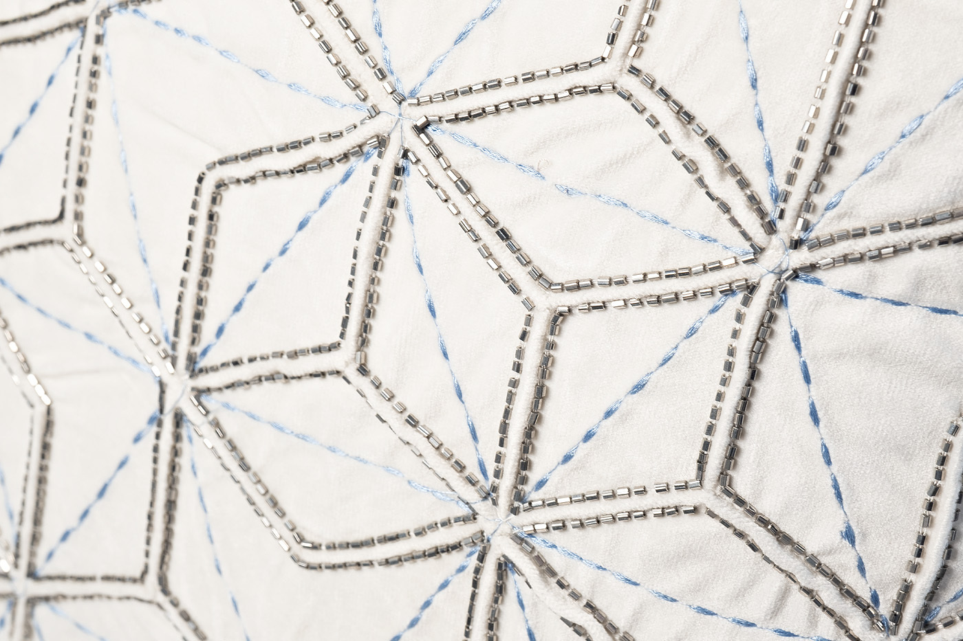 Подушка декоративная с бисером "Шестигранники" белая Garda Decor 70SW-20712