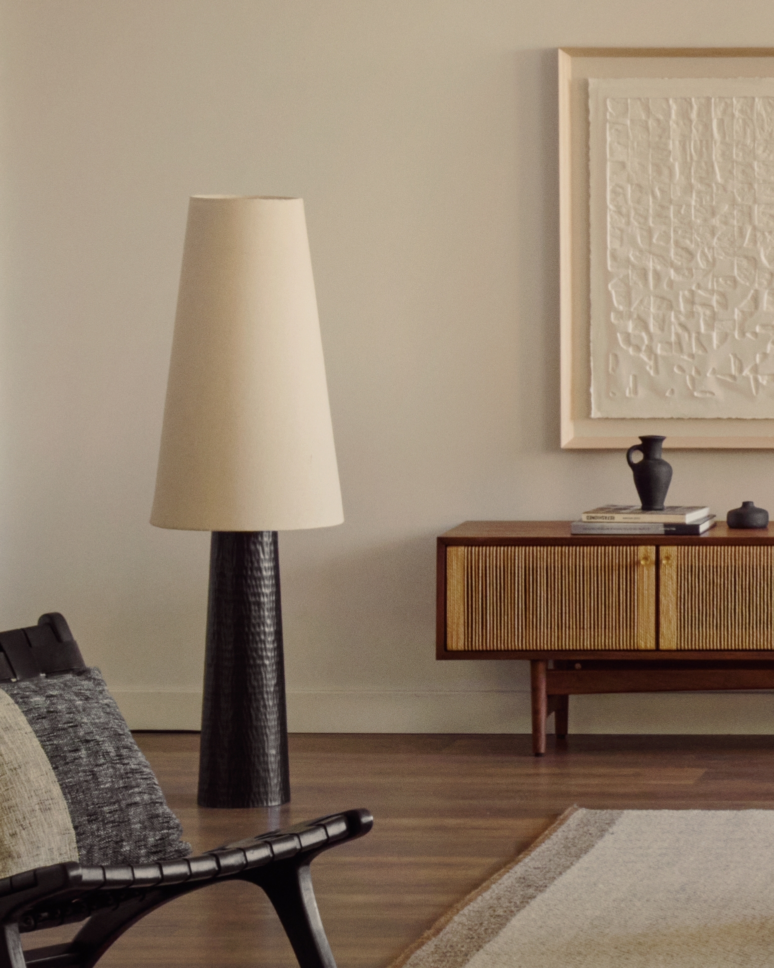 Настольная лампа Senni с металлическим основанием, окрашенным в черный цвет La Forma 207947