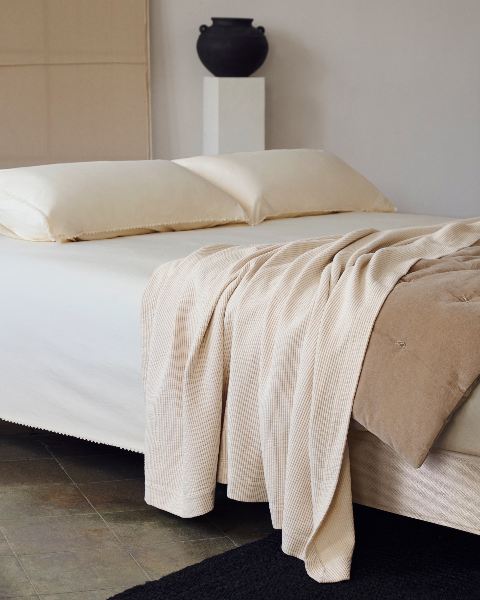 Основание кровати Ofelia со съемным чехлом бежевого цвета 150 x 200 см La Forma 191967