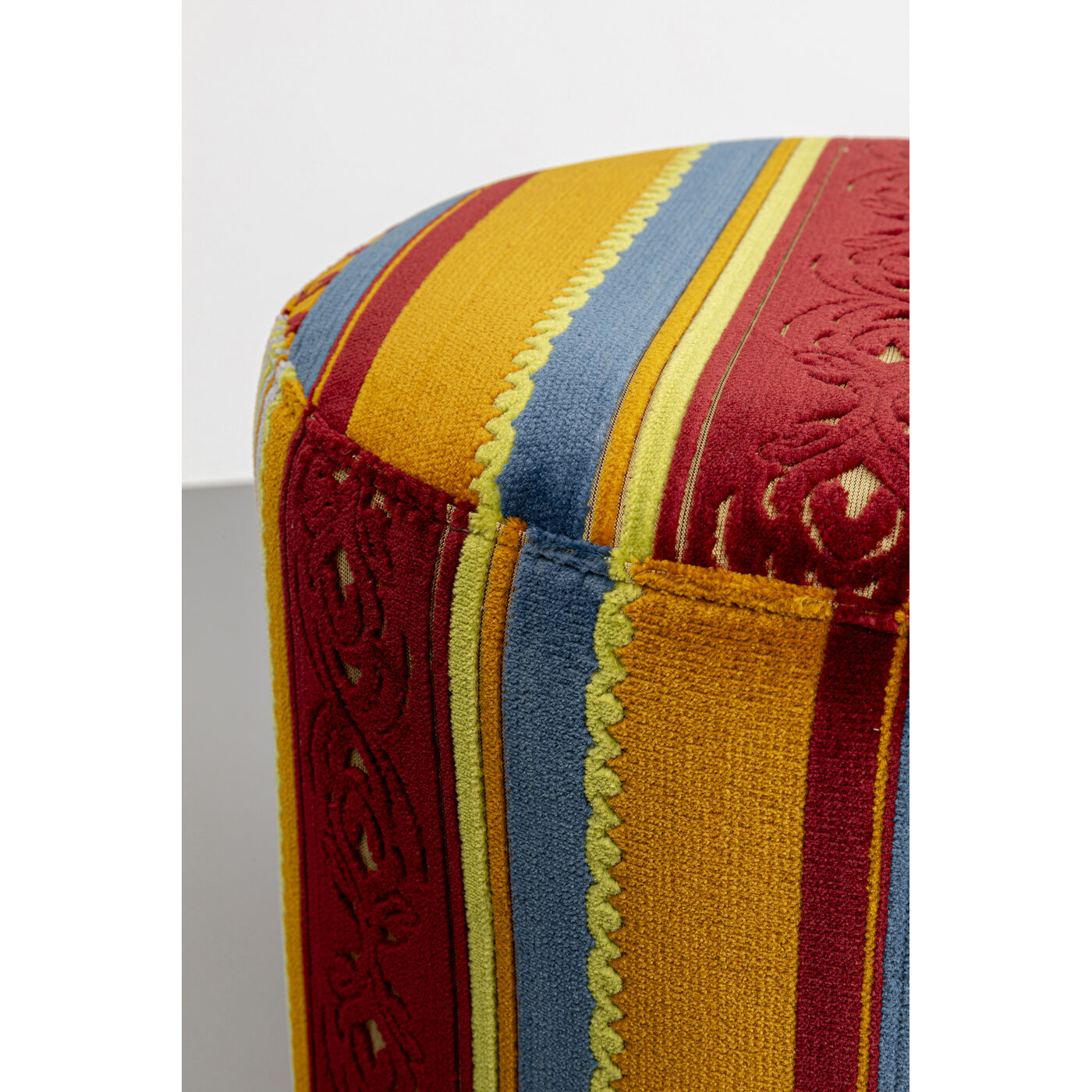 Пуф Cherry Very British Black Ø36cm KARE 70418