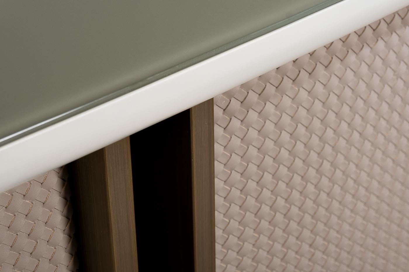 Комод Bel Air плетеная экокожа/стекло Garda Decor 58DB-CH19263