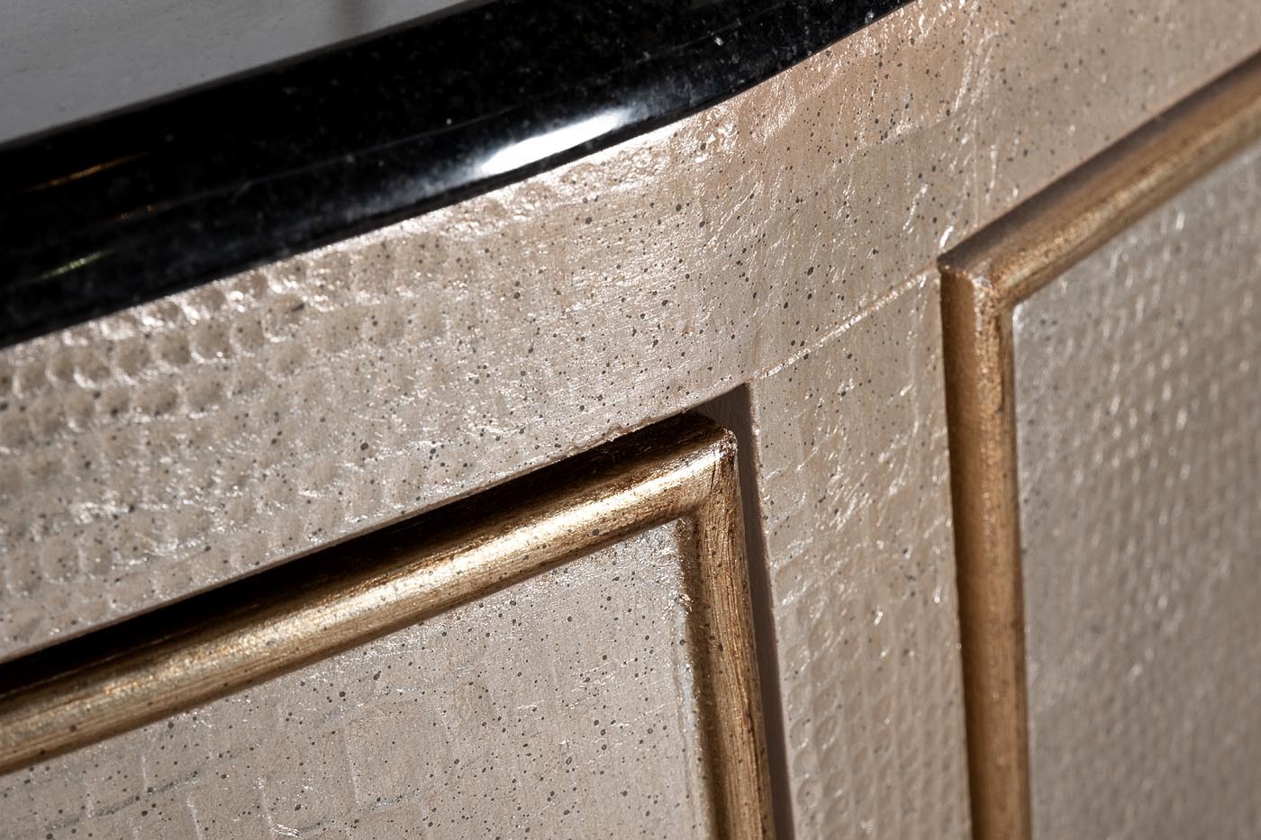 Комод серебристый с гранитной столешницей Garda Decor ART-N2911-S