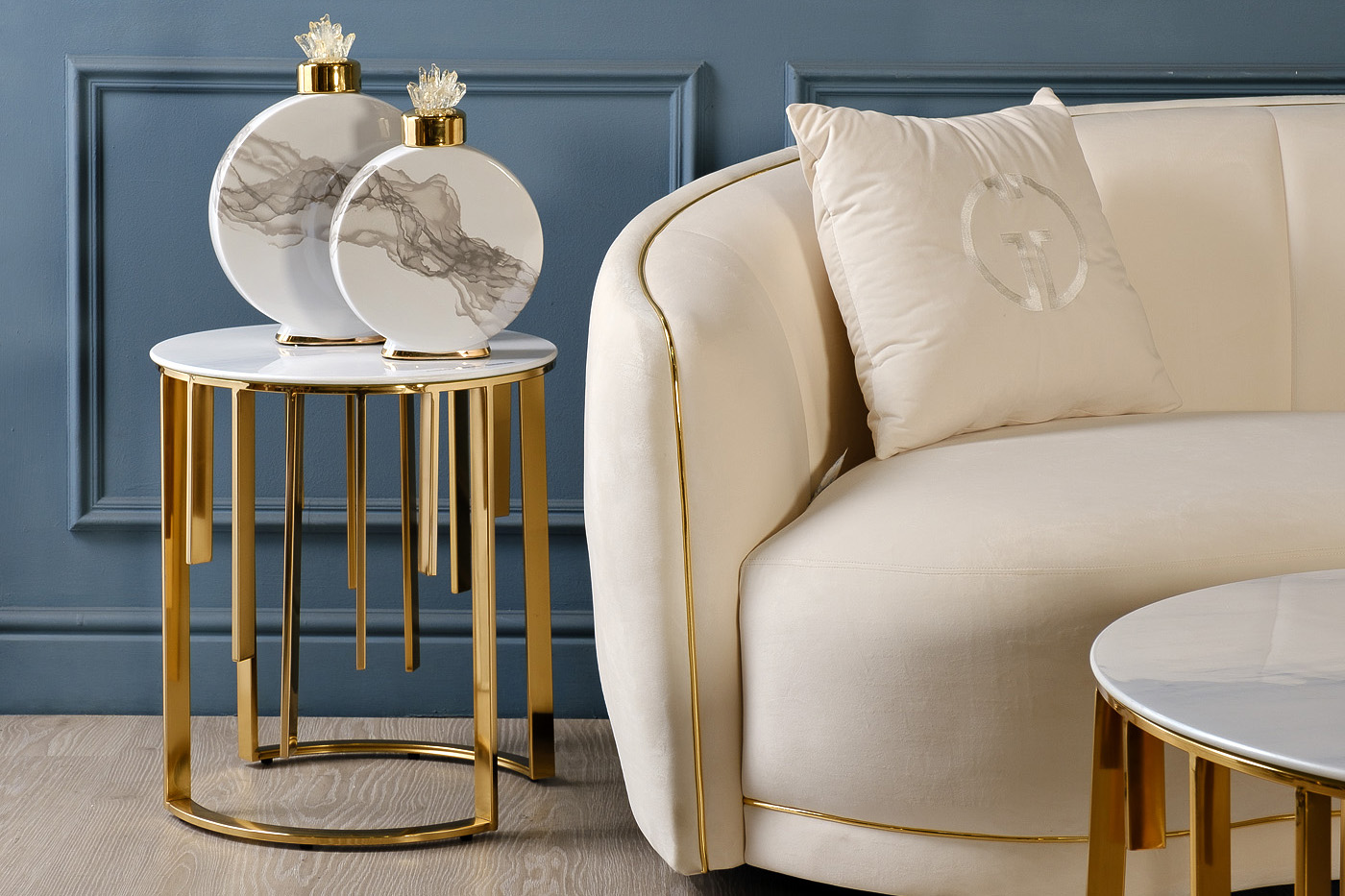 Столик журнальный круглый стекло/золото Garda Decor GY-00012