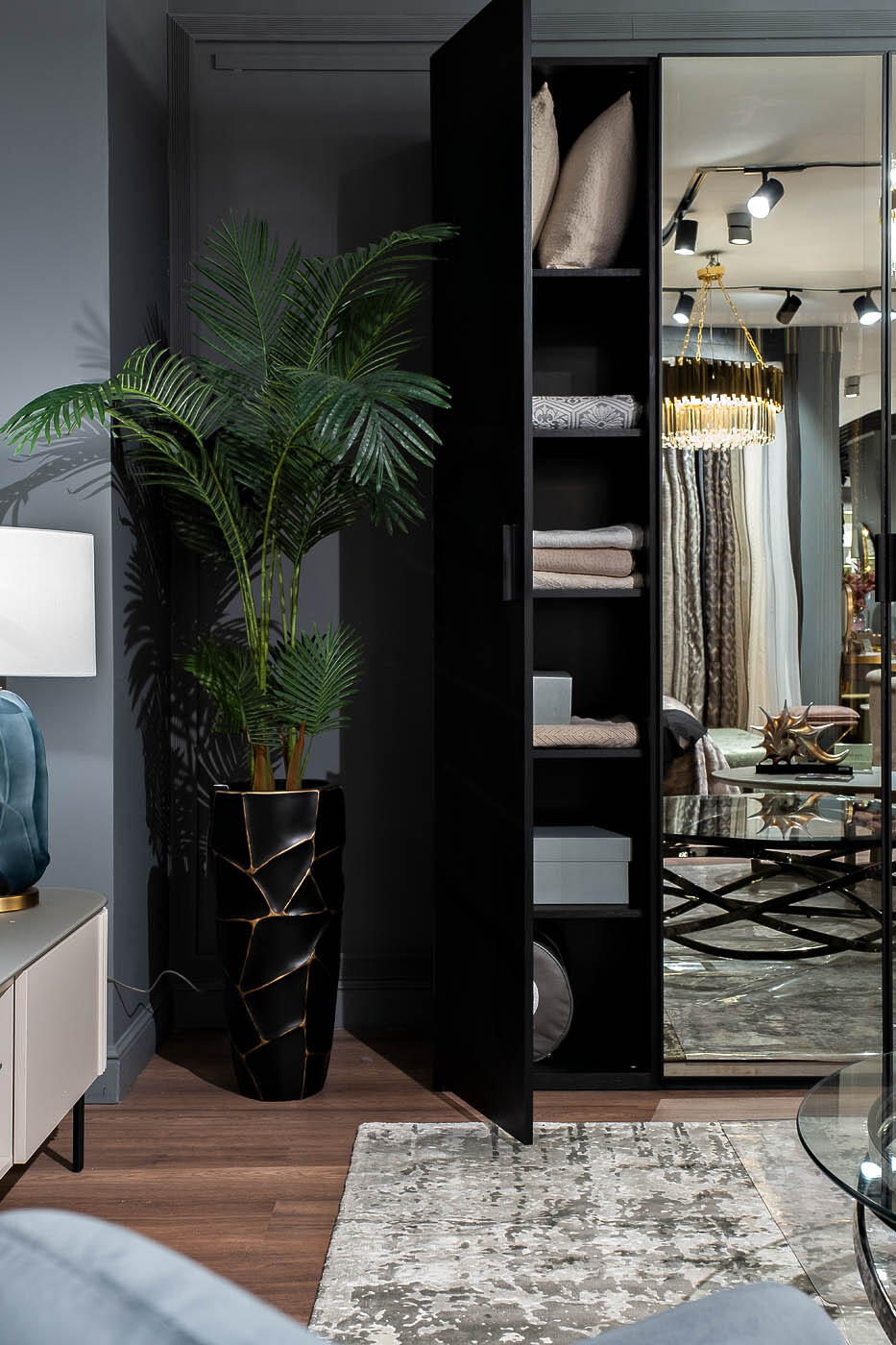 Шкаф однодверный с полками черный Garda Decor 140SA-52BL