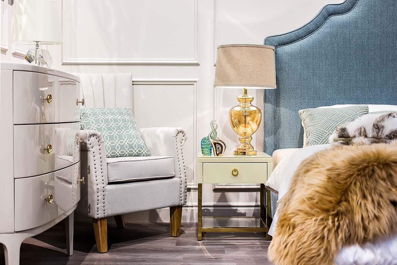 Тумбочка с выдвижным ящиком и стеклянными панелями бежевая Garda Decor KFC763E7