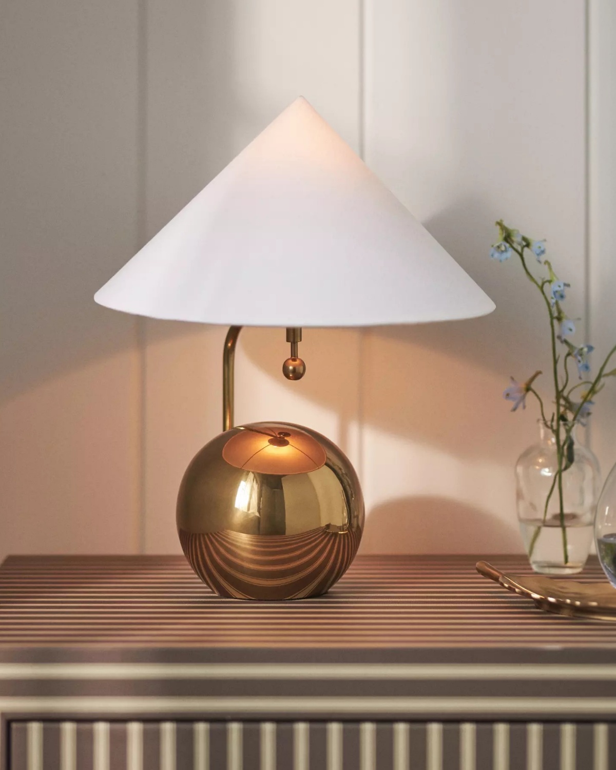 Золотистая лампа Шанталь с белым конусным абажуром Louvre Home LTL300325XNP