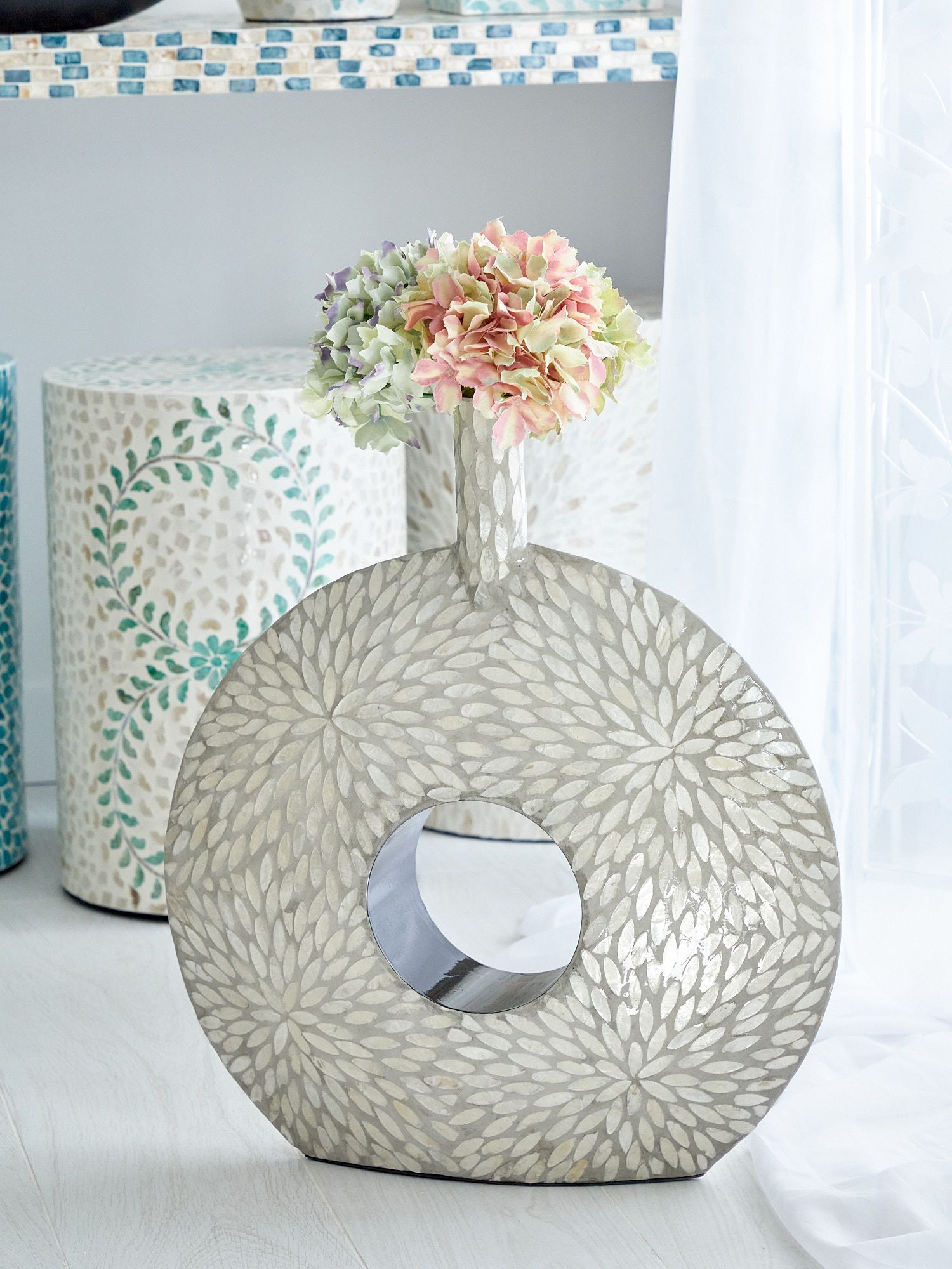 Ваза декоративная с отделкой раковинами устриц Glasar 67-030