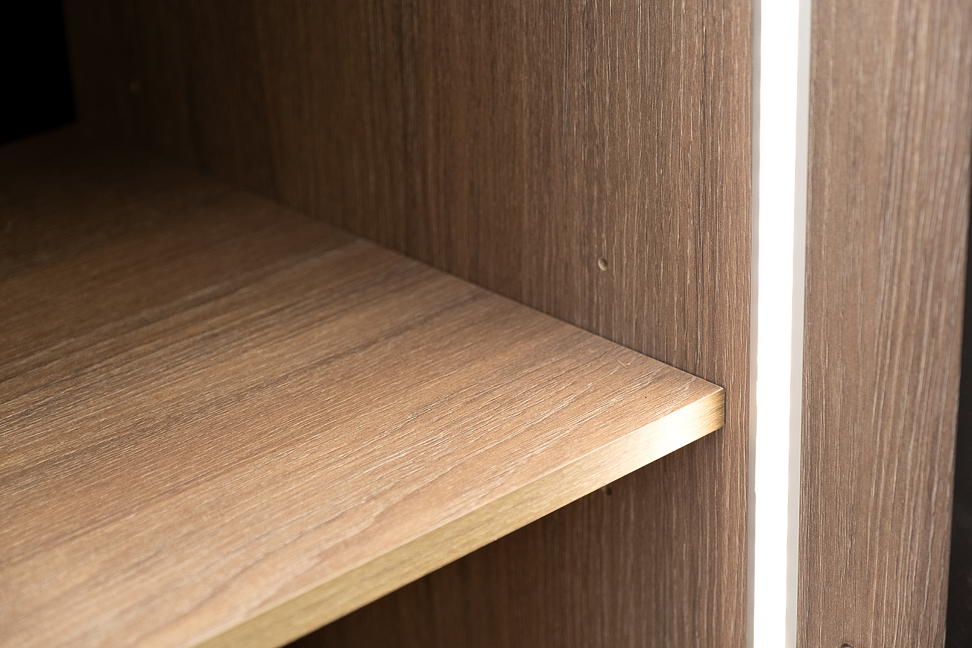 Шкаф двудверный с полками цвет дуб Garda Decor GD-10013/1-3(тонировка)