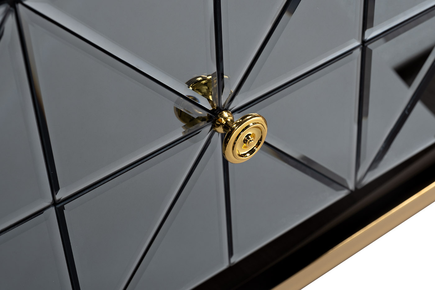 Комод с ящиками и матовой зеркальной отделкой Garda Decor KFG126