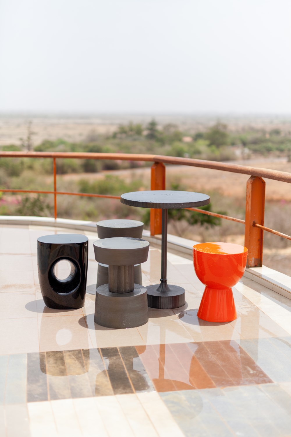 Приставной столик Pols Potten Nut graphite