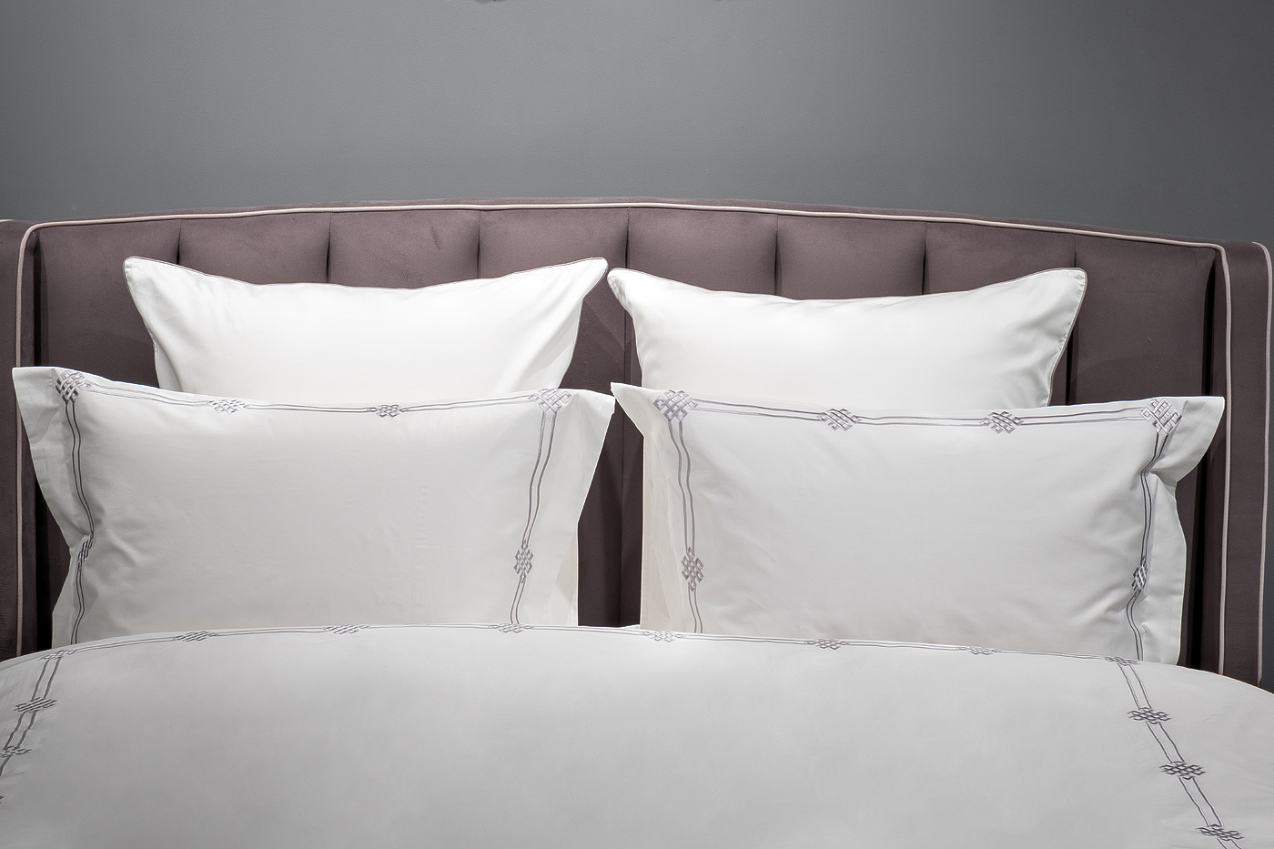 Комплект постельного белья Арктик с вышивкой кинг сайз серый Garda Decor 175SMR-17502