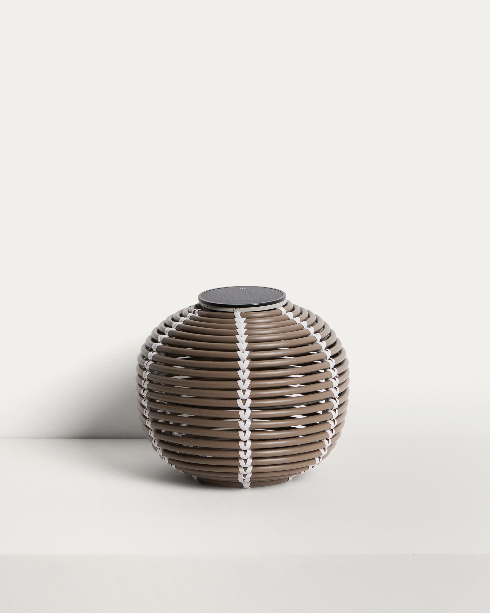 Уличный светильник Garoina солнечных батареях из искусственного ротанга цвета таупе, 35 см La Forma 482598