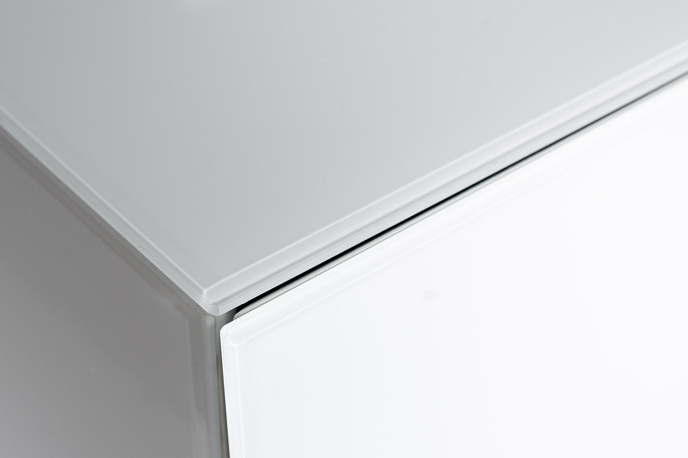 Тумбочка белая с двумя ящиками Garda Decor KFG085