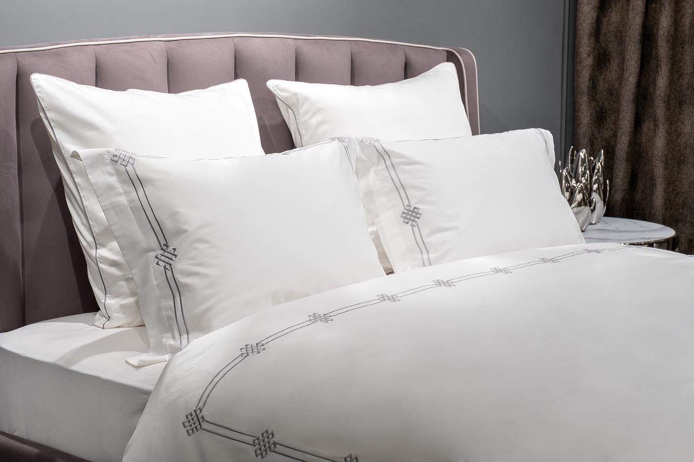 Комплект постельного белья Арктик с вышивкой кинг сайз серый Garda Decor 175SMR-17502