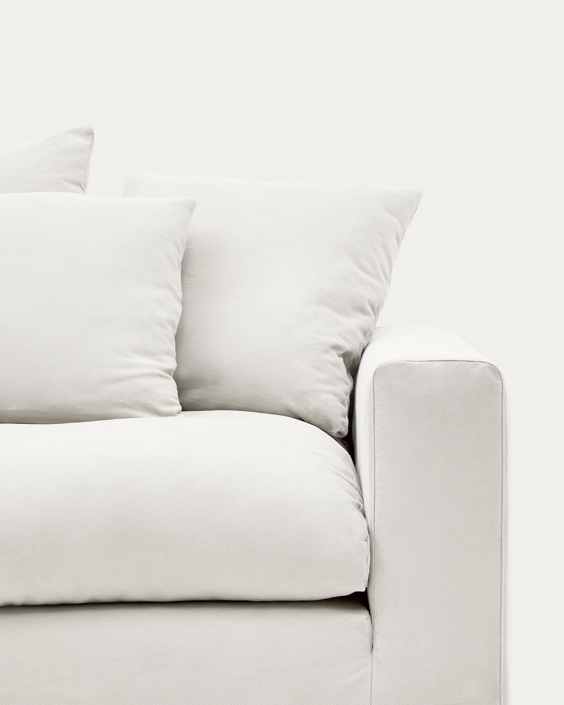 A cover designed to keep your Nora armchair in brand-new conition. Made from linen and cotton fabri La Forma 193964