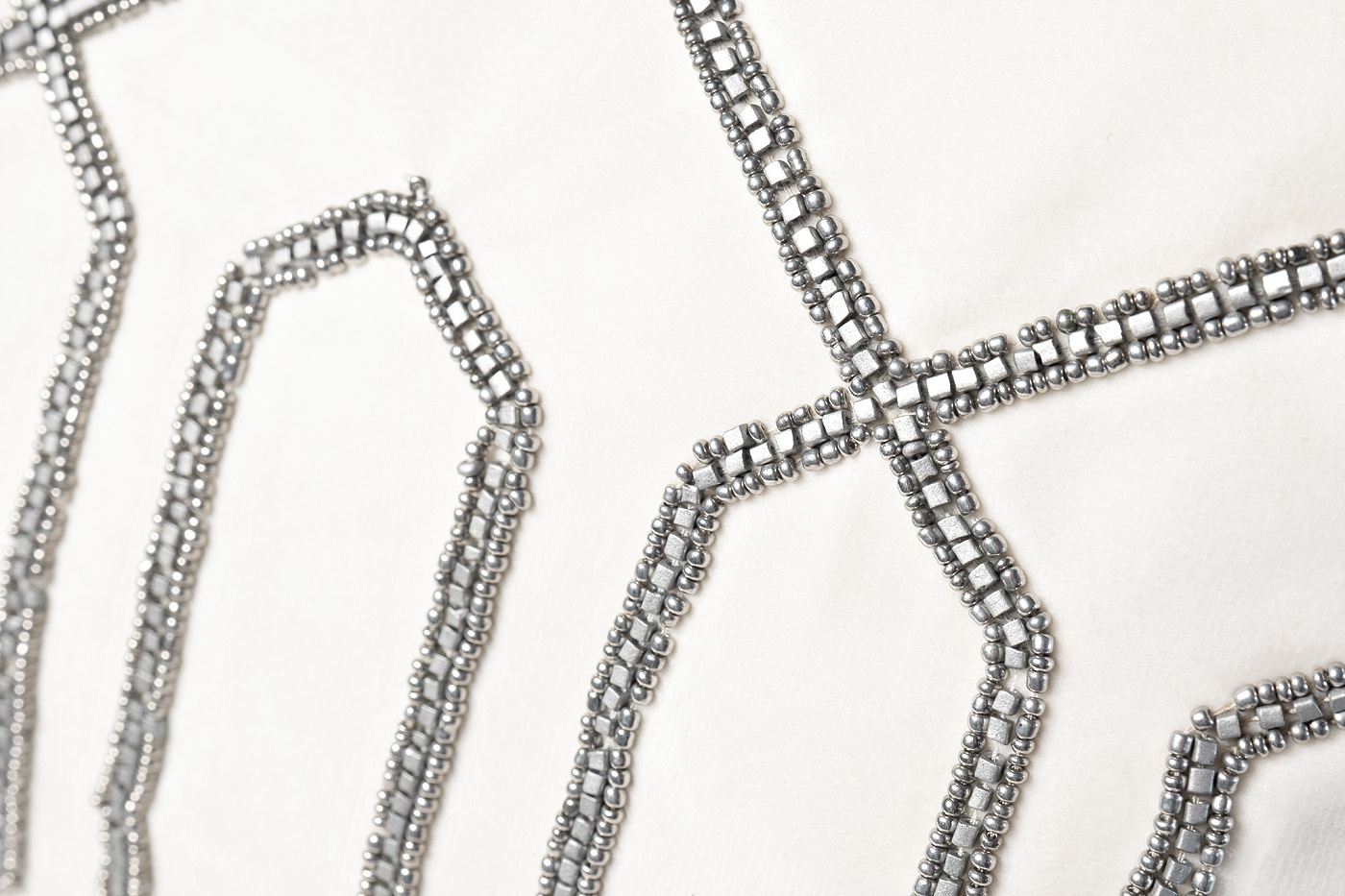 Подушка декоративная с бисером "Геометрия" белая Garda Decor 70SW-20714