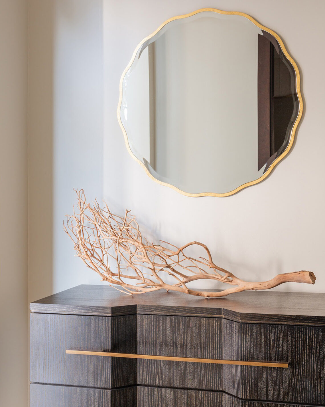 Золотое настенное зеркало Бонни Louvre Home LHDWM311223RJ