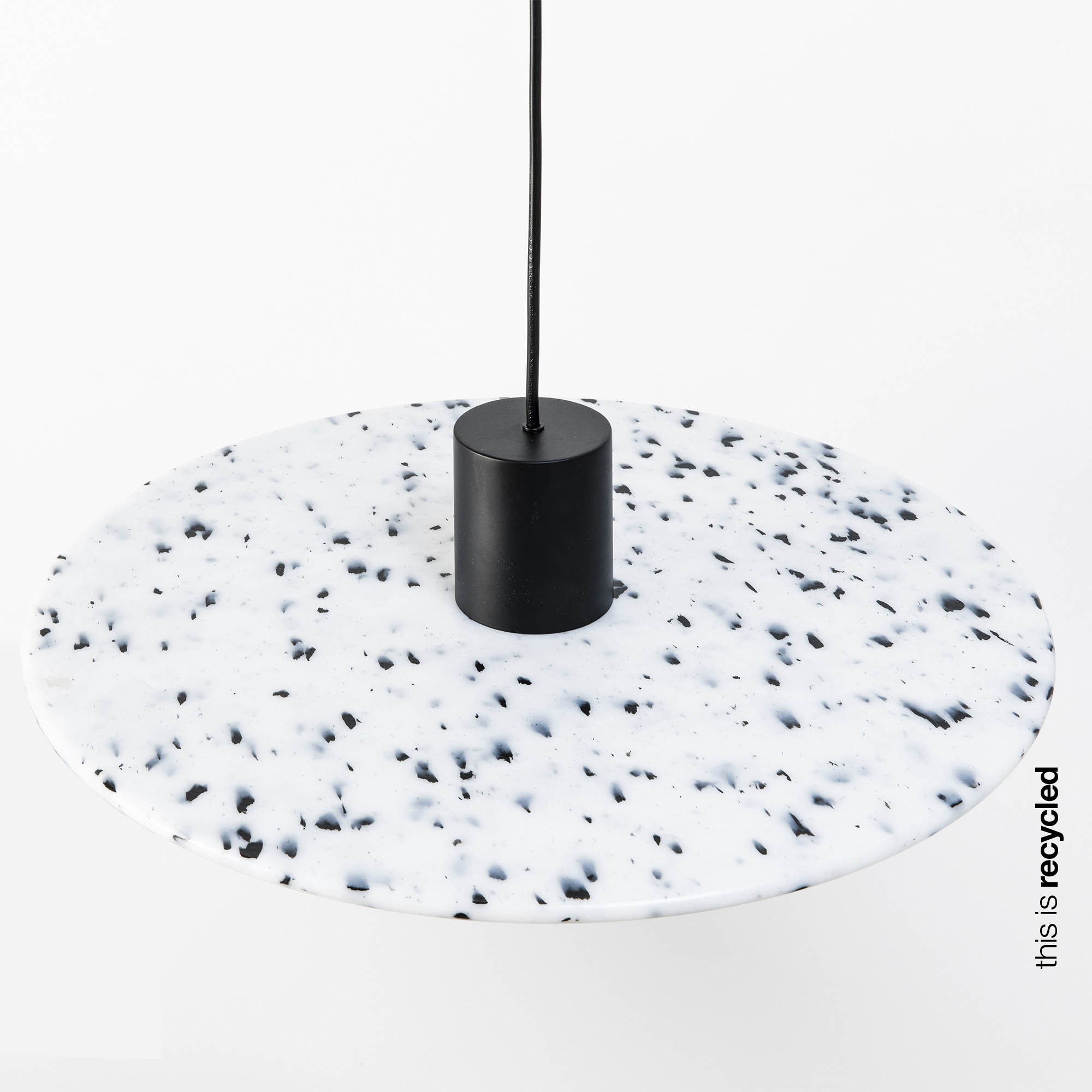 Подвесной светильник Confetti из переработанного пластика мраморный ø45 см Faro