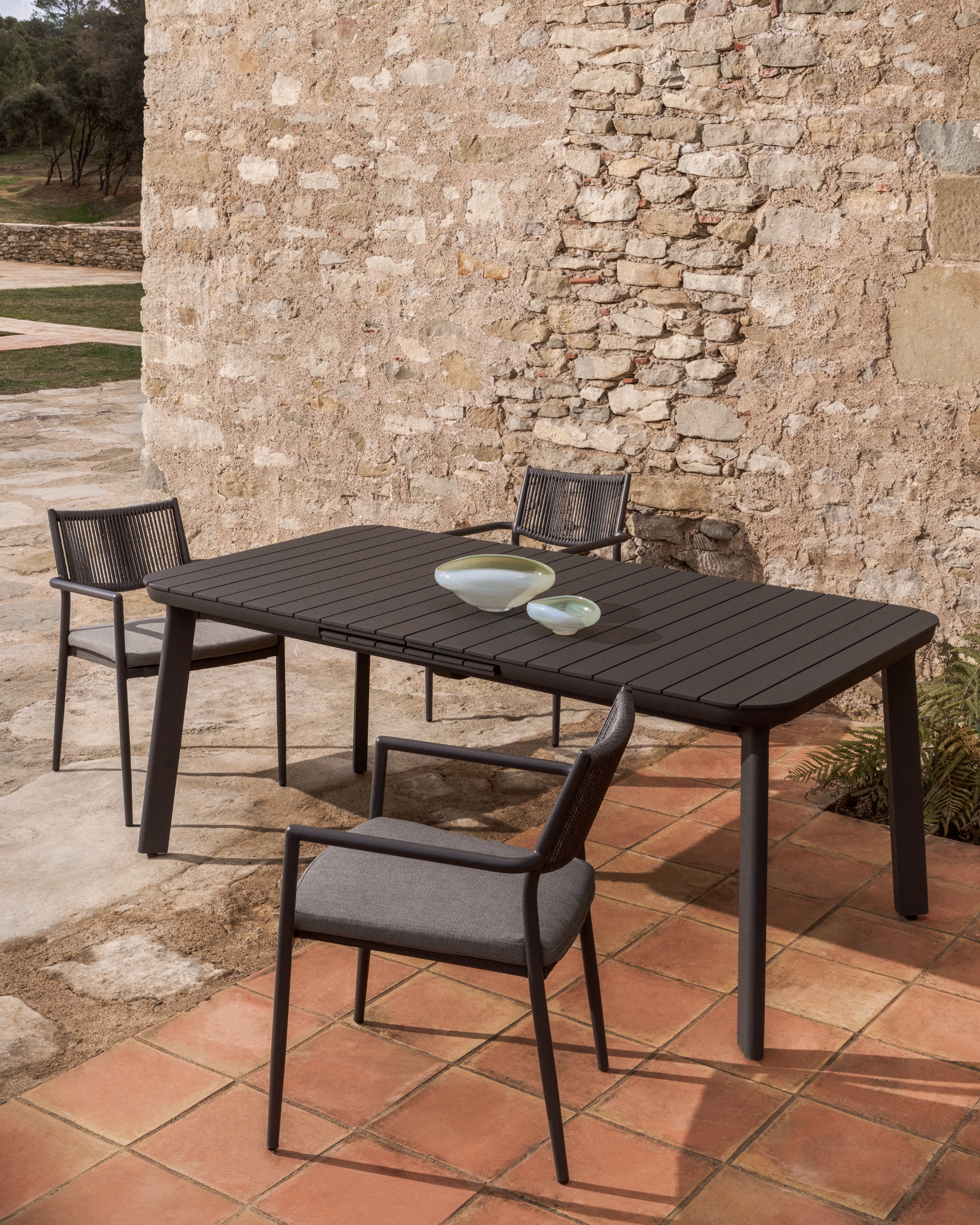 Раздвижной уличный стол Izola из алюминия с графитовой отделкой 220 (280) x 100 см La Forma 482558