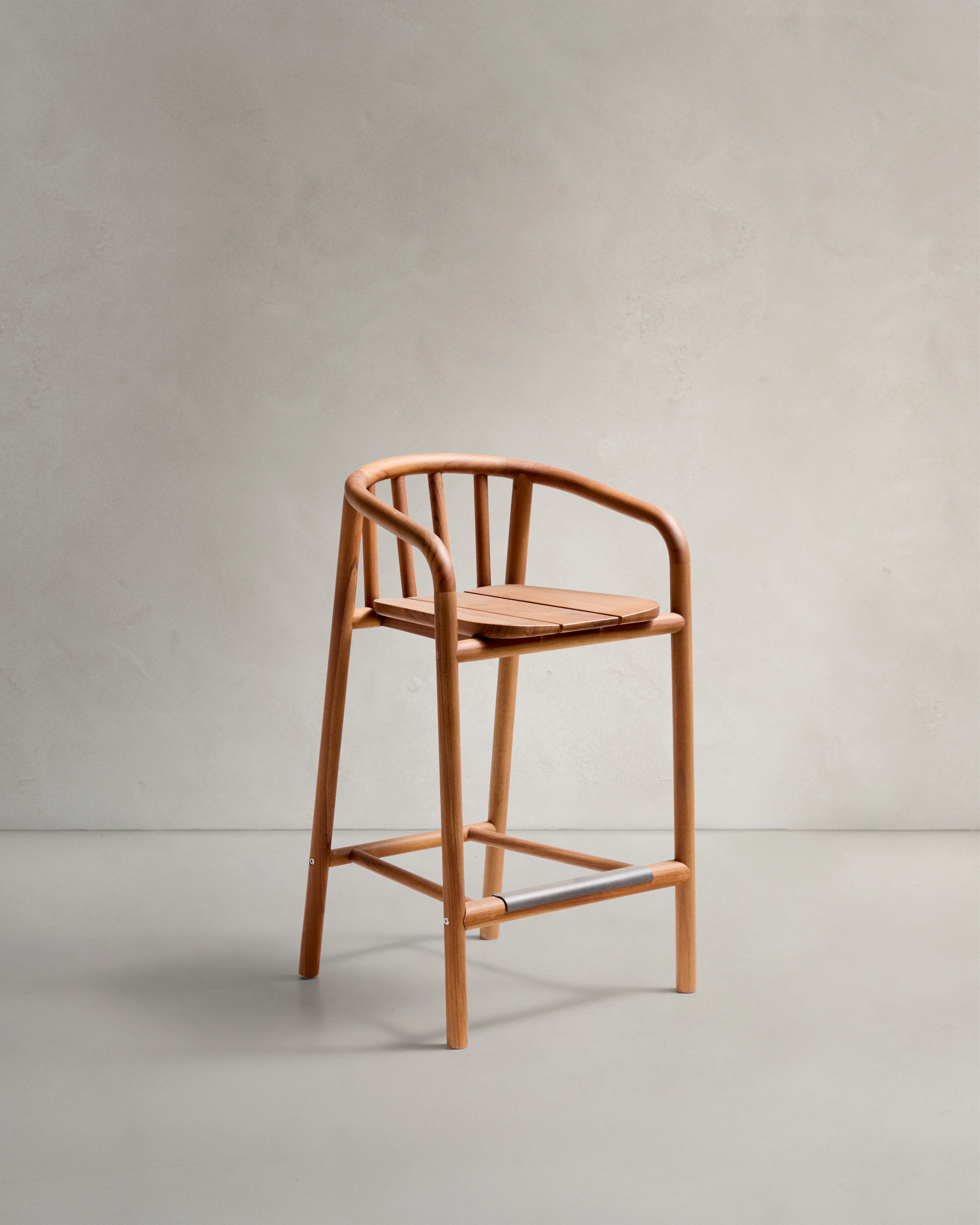 Полубарный стул для улицы Turqueta из дерева, высота 65 см La Forma 262111