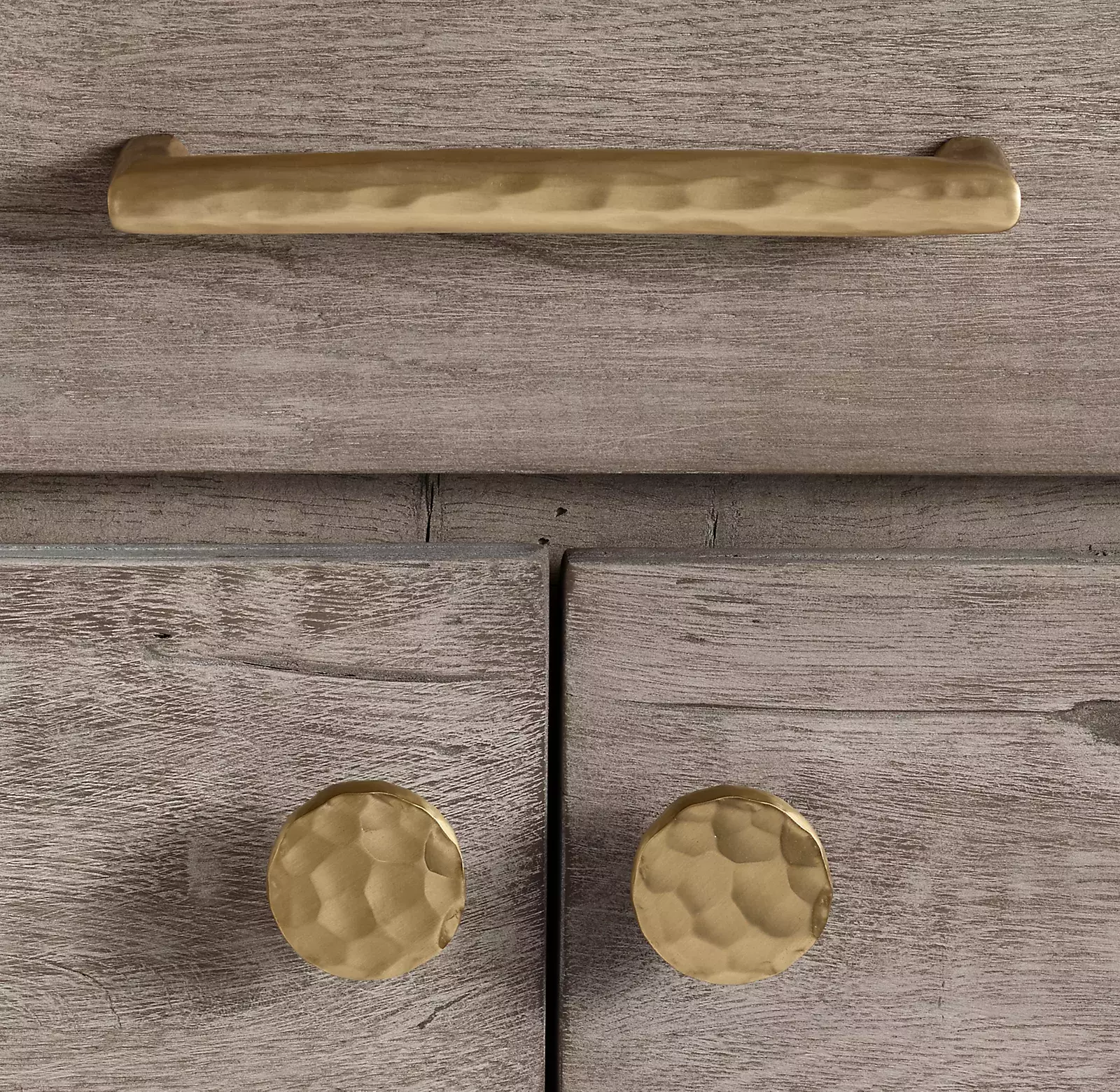 Ручка-кнопка Restoration Hardware Smythe d.3.2 Hammered Brass