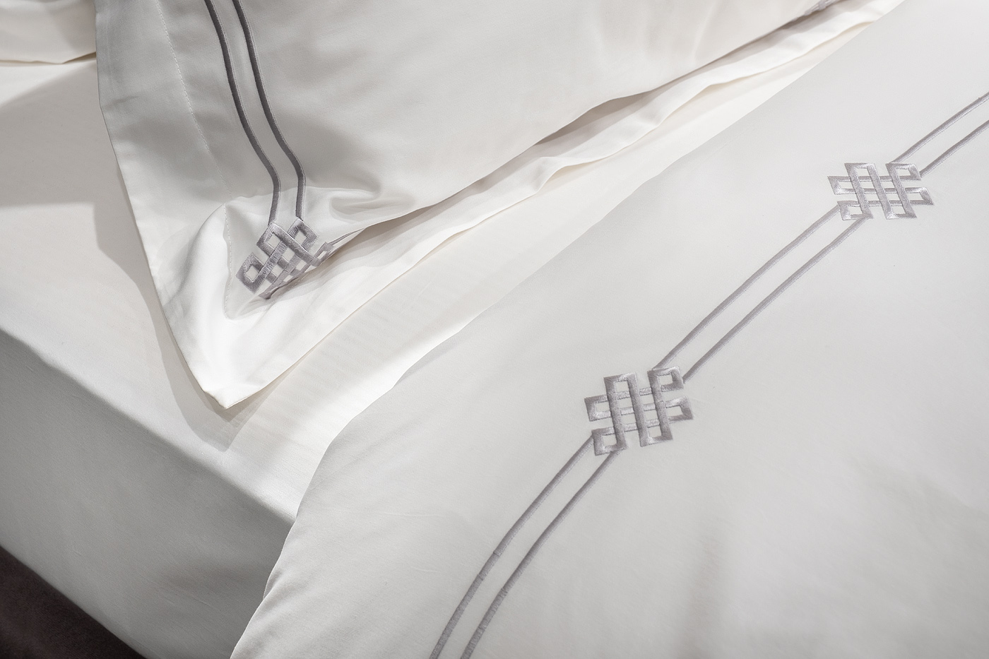 Комплект постельного белья Арктик с вышивкой кинг сайз серый Garda Decor 175SMR-17502