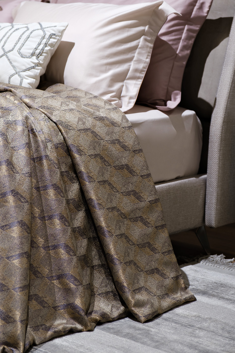 Покрывало MODENA 260х260см золотое Garda Decor GD-TON05-POKR ZOL