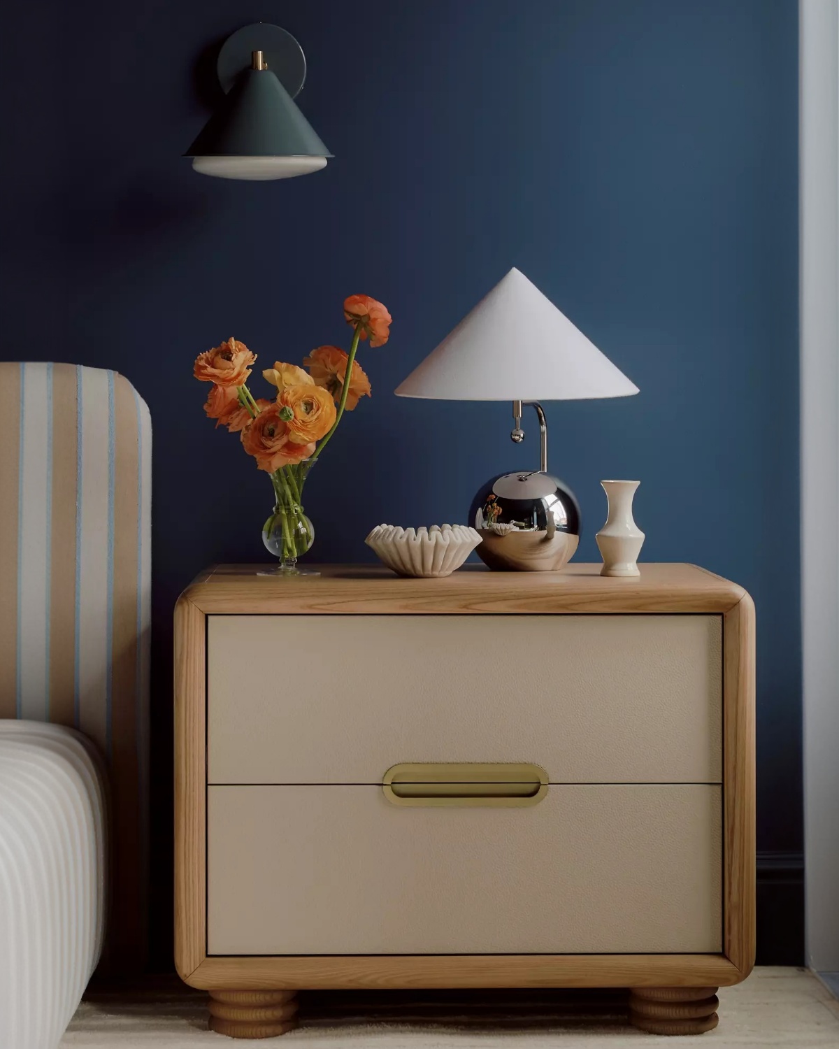 Серебристая лампа Шанталь с белым конусным абажуром Louvre Home LTL320325XNP