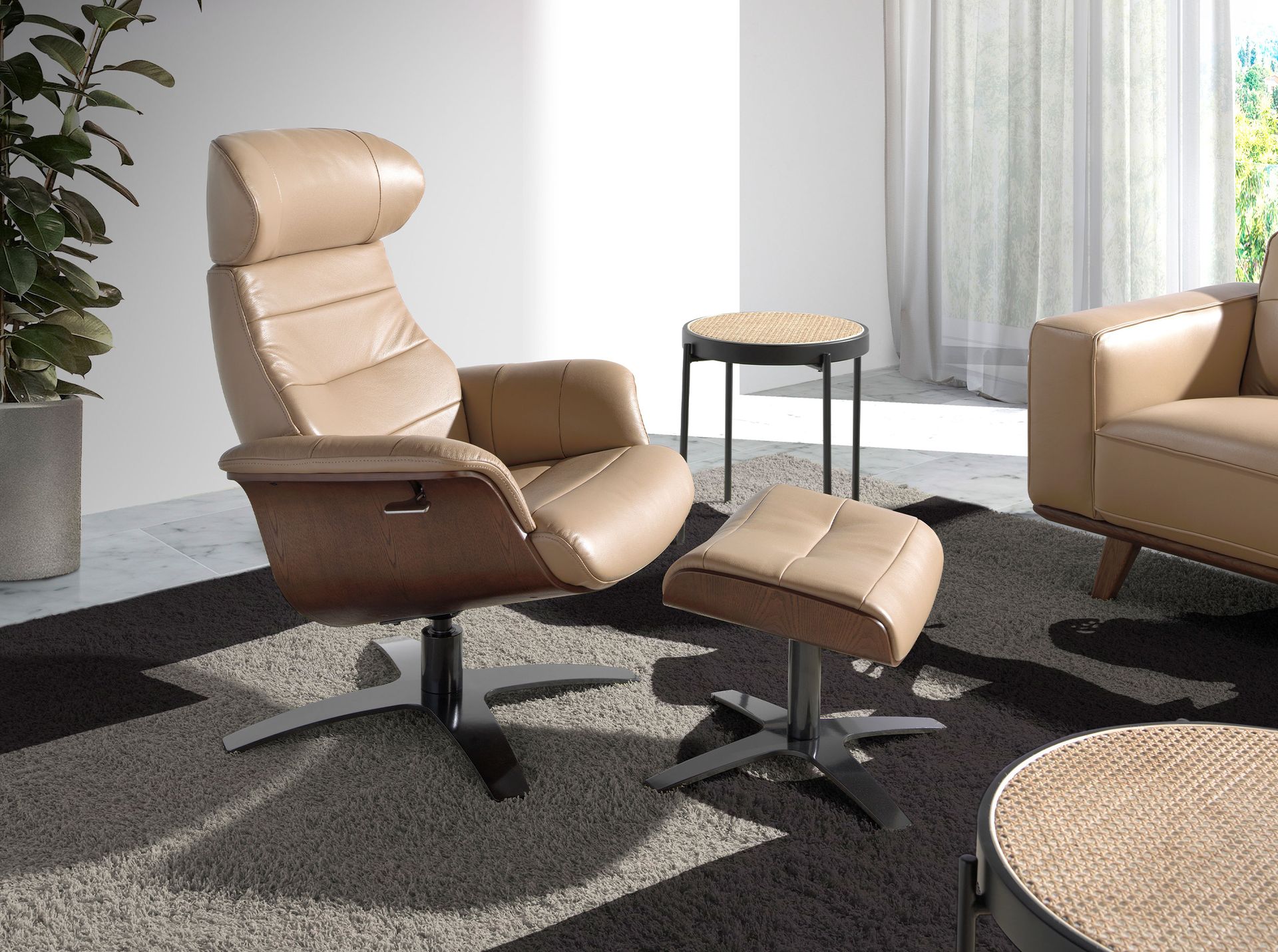 Поворотный пуфик 5088/A928-OT-M5668 обитый кожей песочного цвета Angel Cerda