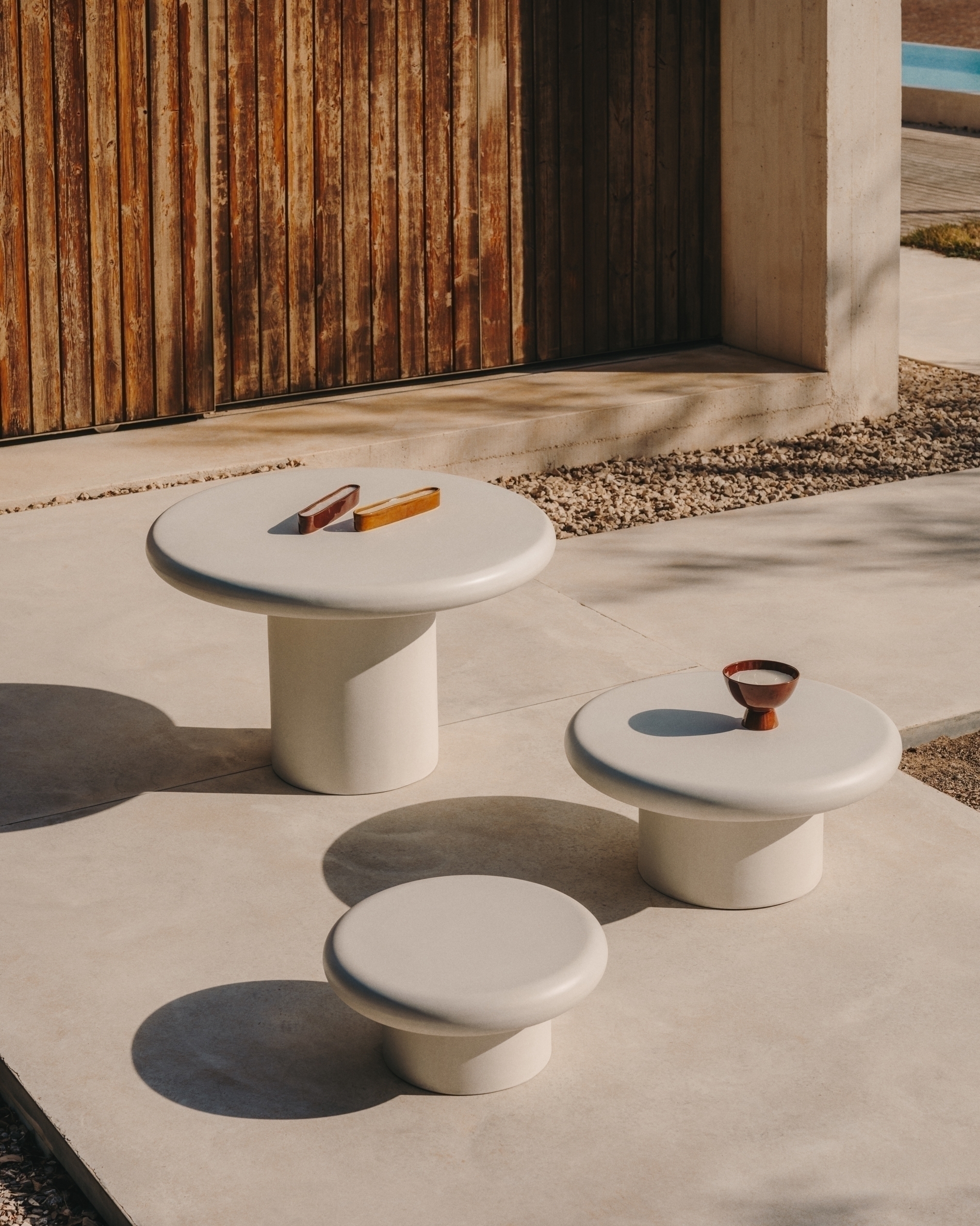 Круглый стол Addaia из белого цемента Ø120 см La Forma (ex Julia Grup)