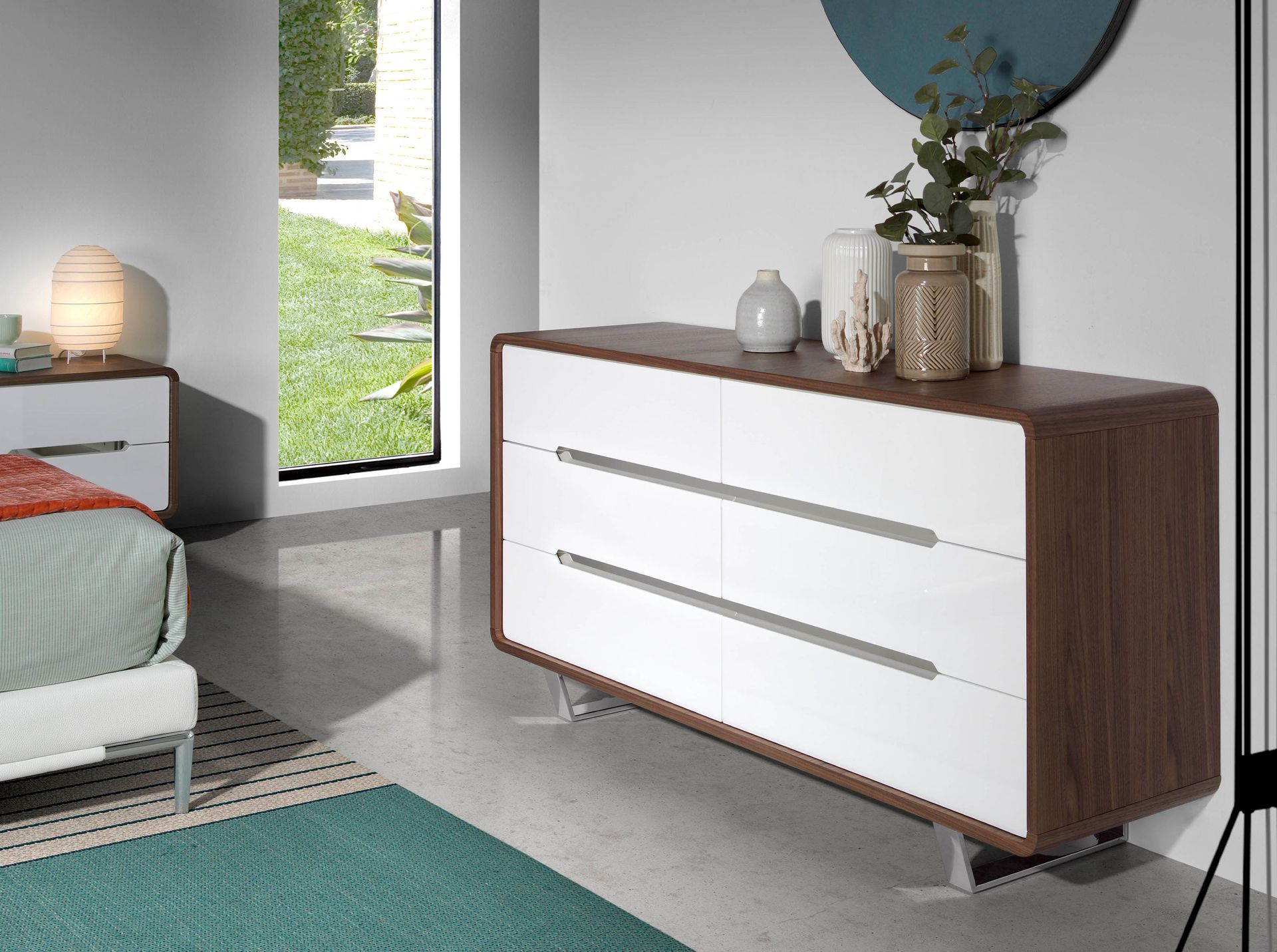 Комод из орехового дерева с белыми ящиками 136-C /7106 Angel Cerda