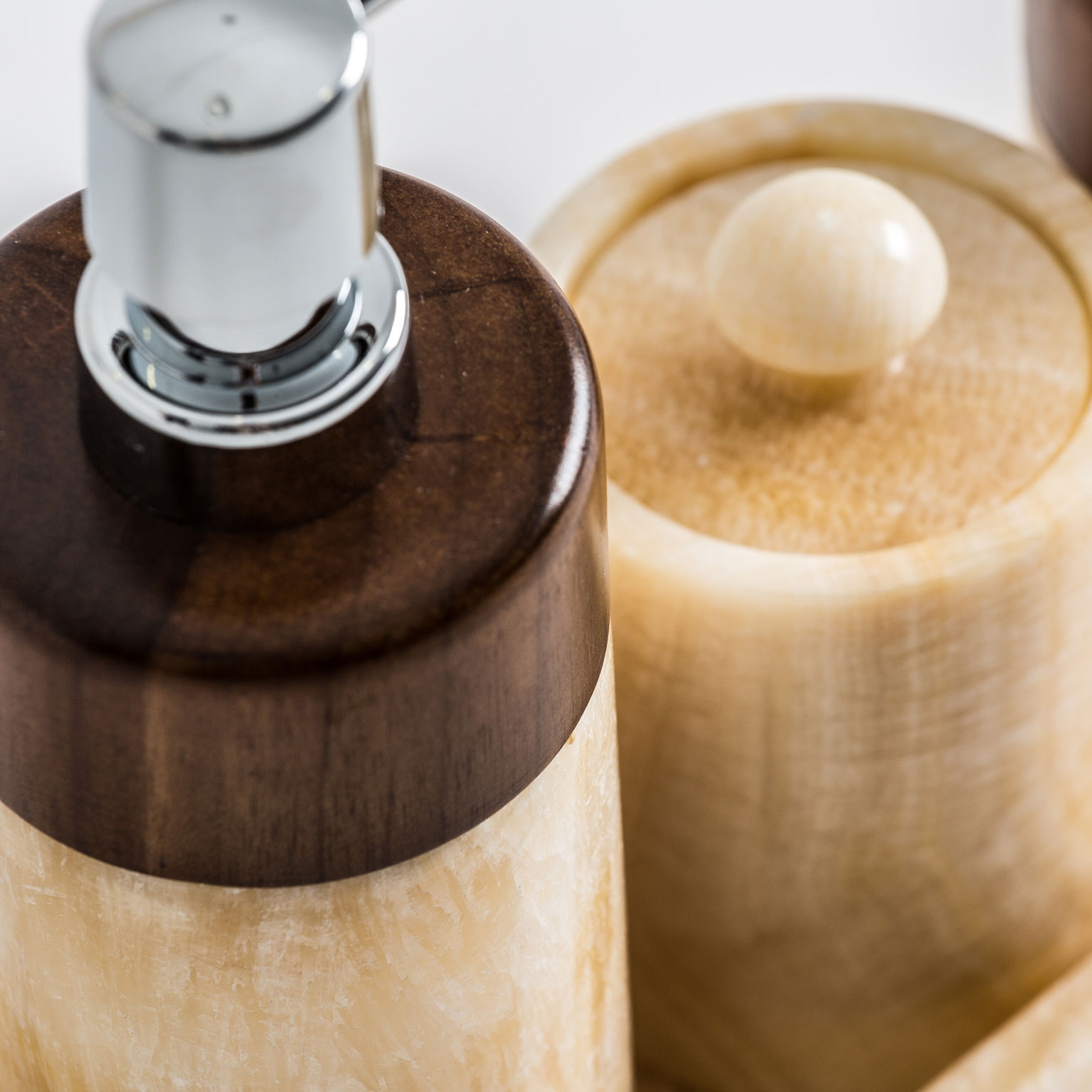 Набор для ванной из 4 предметов NEPTUNO из оникса, цвет слоновая кость Vical