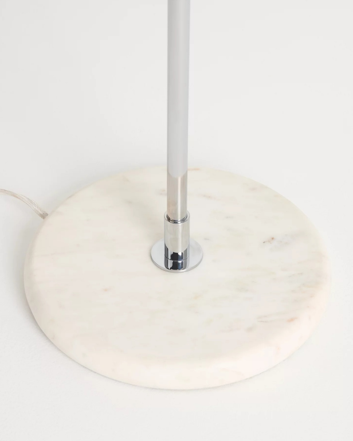 Серебристая напольная лампа Харриет Louvre Home LHLFL060348SWL