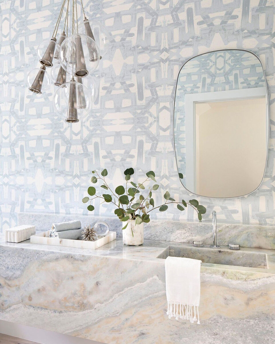 Серебрянное настенное зеркало Вейл Louvre Home DWM240333PND