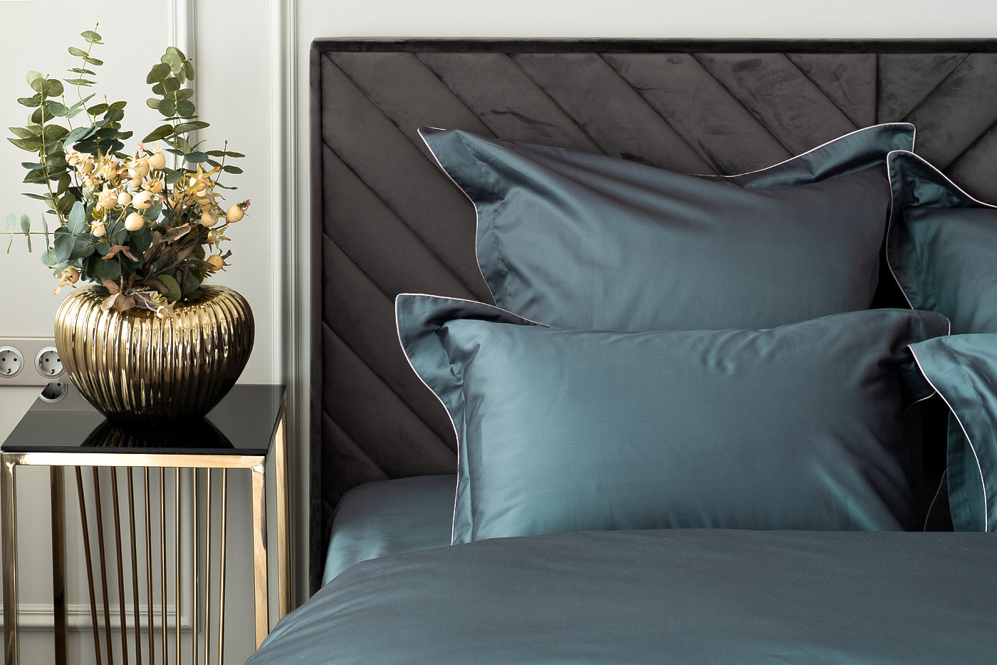 Простыня сатиновая на резинке 180х200х30см зеленая Garda Decor 107TD-DP214G-PROS RES ZEL