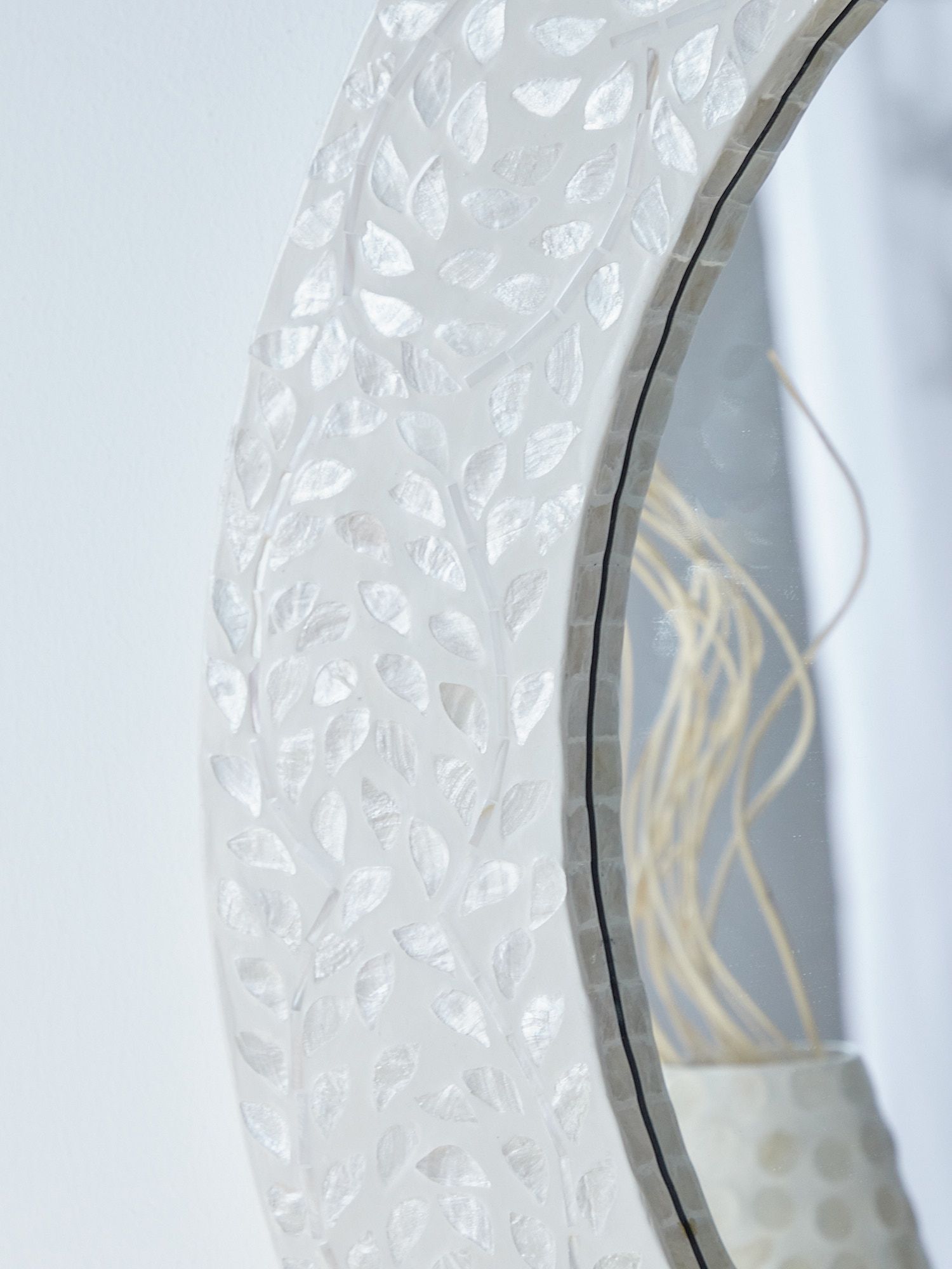 Зеркало настенное с отделкой раковинами устриц Glasar 67-034