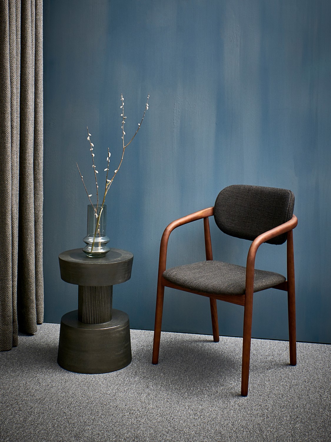 Приставной столик Pols Potten Nut graphite