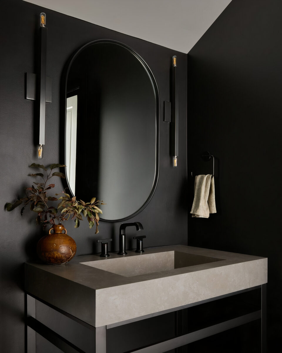 Чёрное овальное зеркало Рейли Louvre Home DWM200824PND