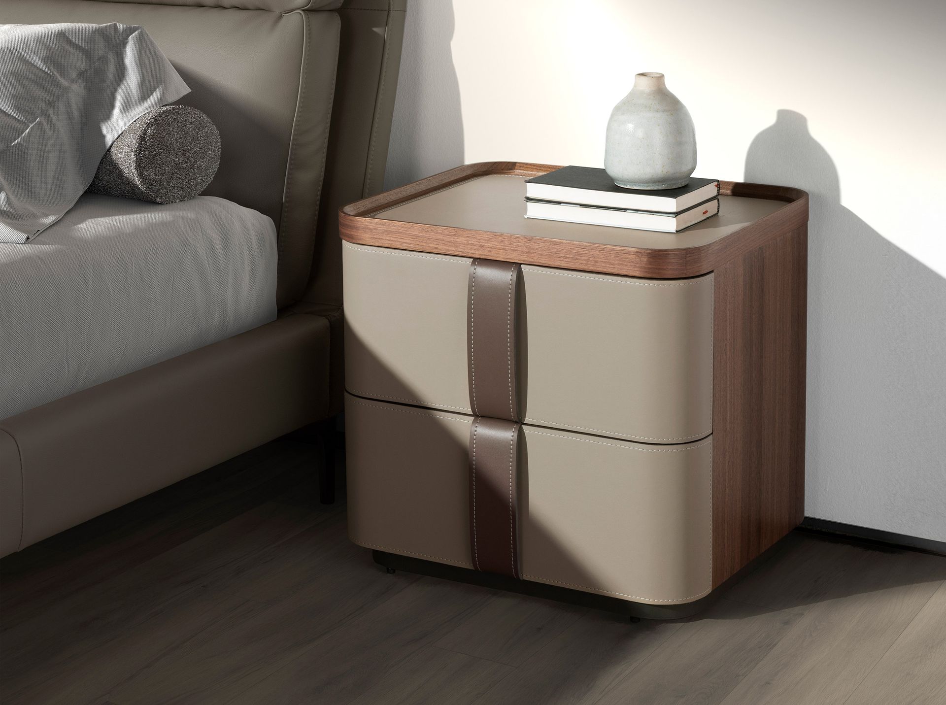 Прикроватная тумбочка 7204 из кожи, ореха и полированной стали Angel Cerda