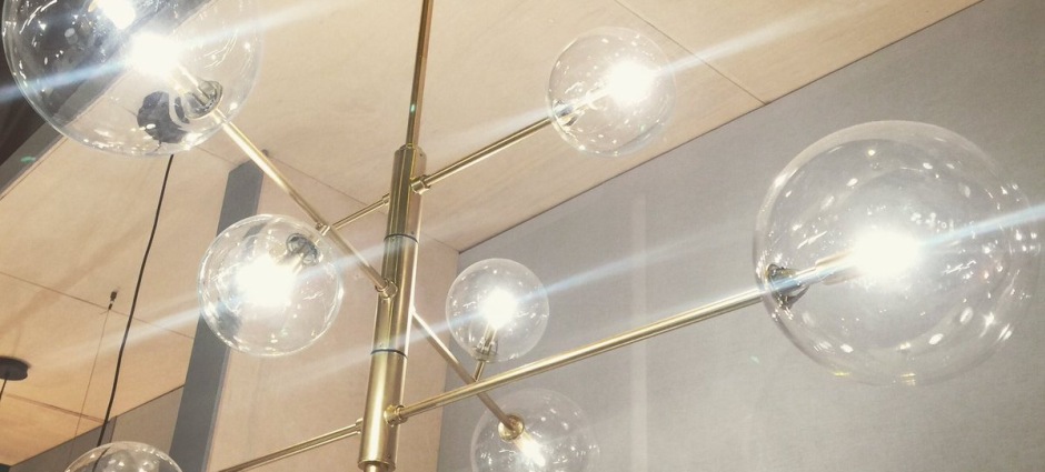 Люстра Atom 8L латунь - прозрачные плафоны Aromas del Campo