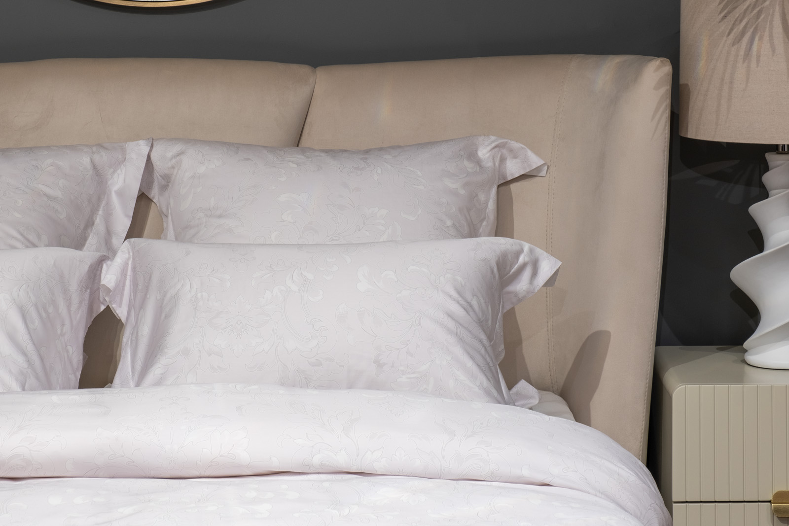 Комплект постельного белья "Лоренцо" белый 145х210см с наволочками 50х70см Garda Decor 144HF-40502