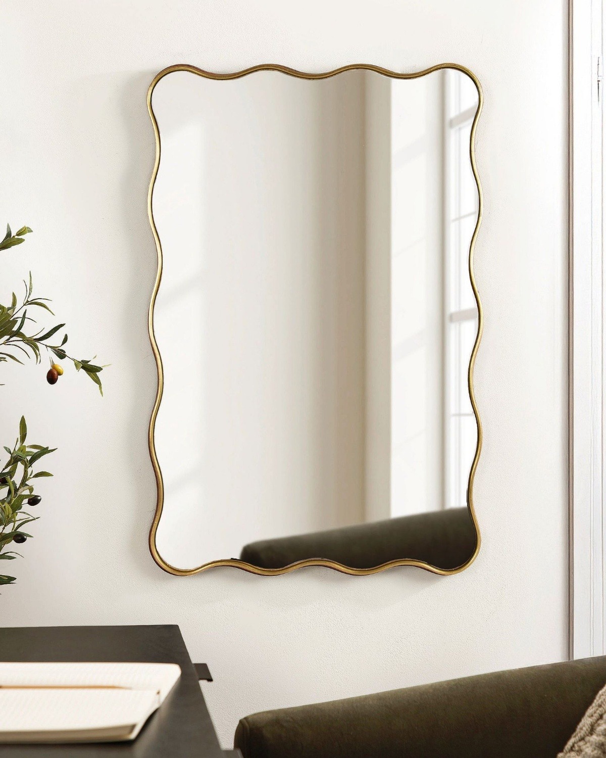 Зеркало в золотой раме Стаггер Louvre Home DWM030425GSTV gold