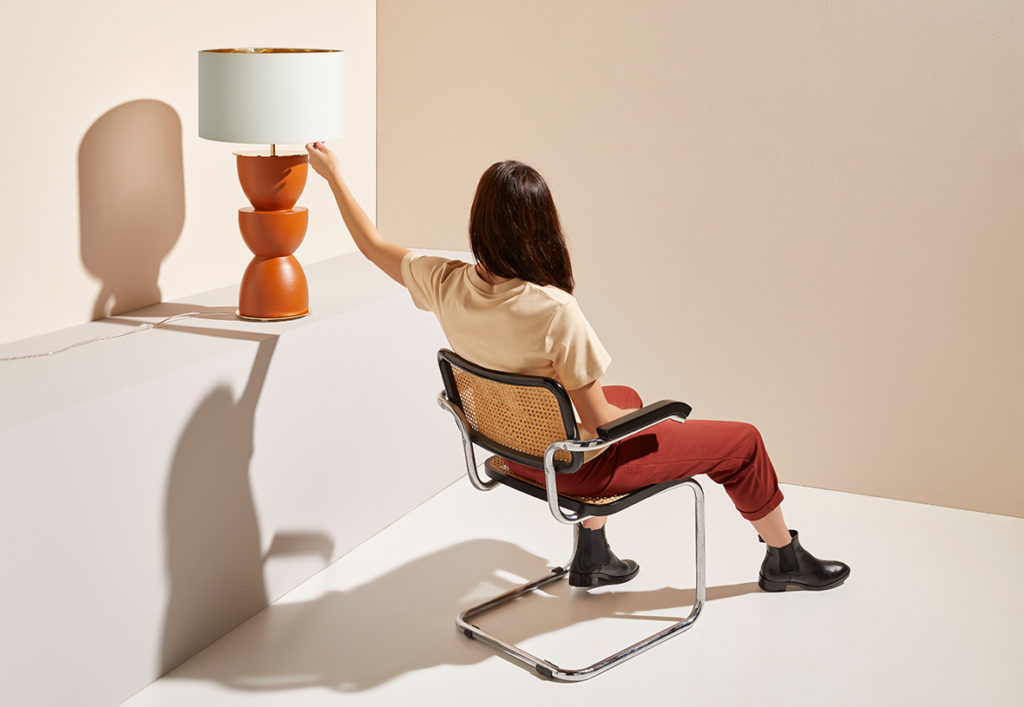 Настольная лама Metric хромированный металл, белый абажур 801011/41 Aromas del Campo