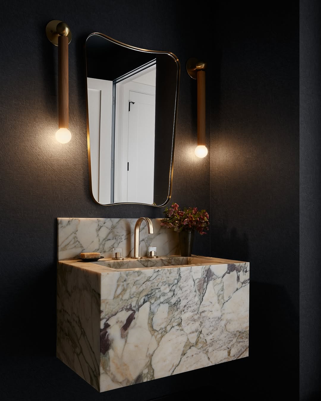 Золотое зеркало в раме Кейн Louvre Home DWM130824PND