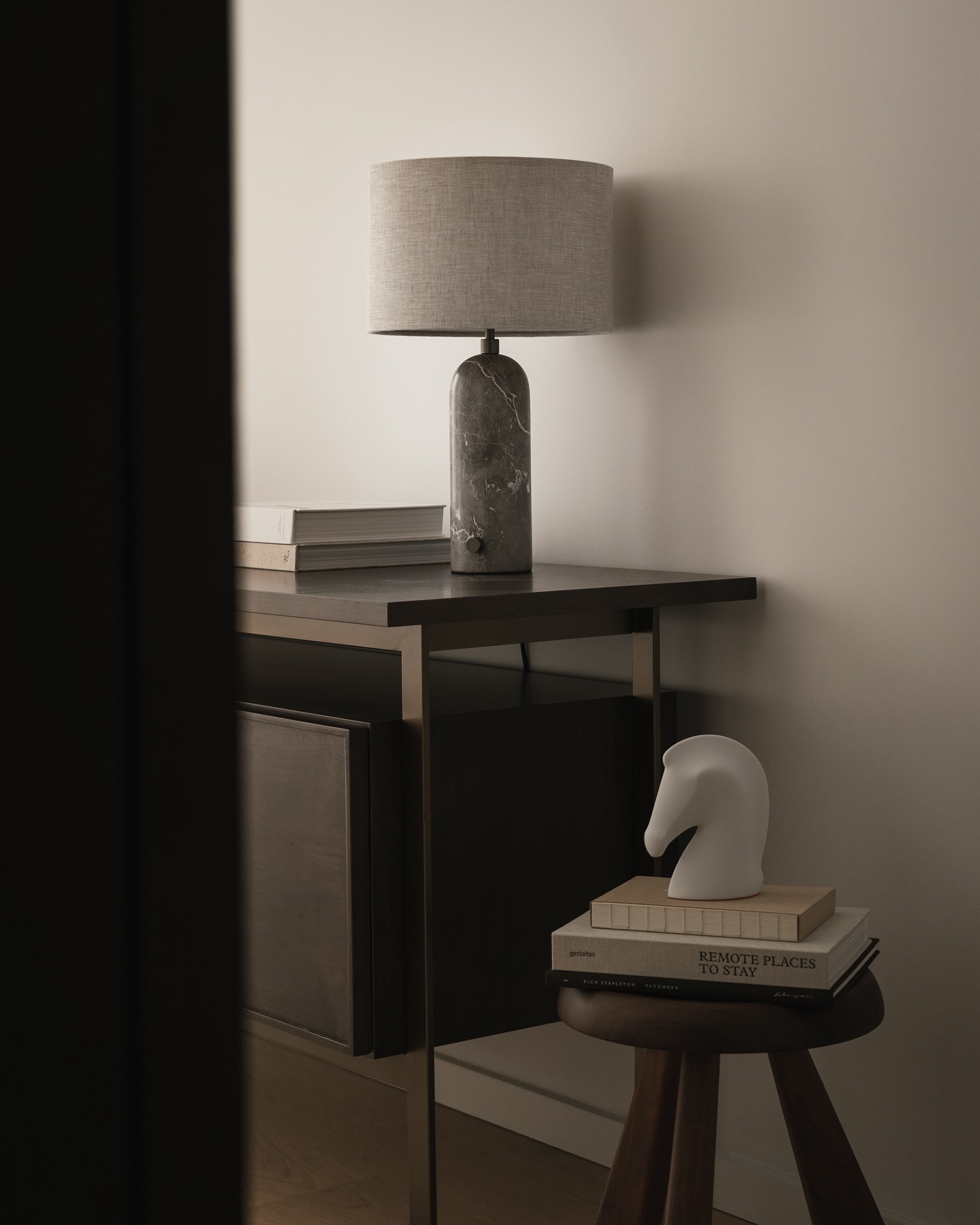 Настольная лампа Эдвин из серого мрамора с бежевым абажуром Louvre Home LTL149465MGI