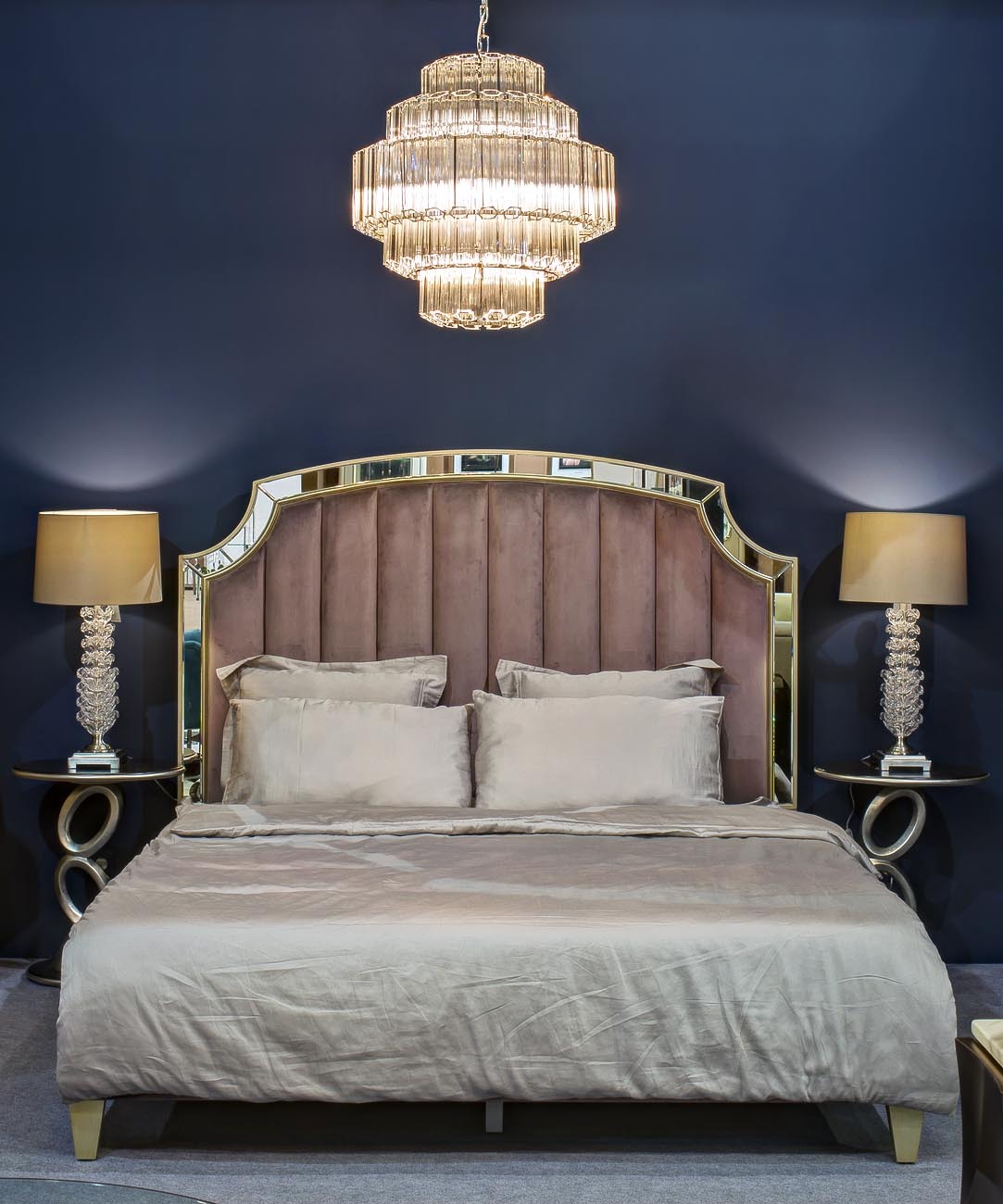 Кровать двуспальная с зеркальными вставками (розово-серая) Garda Decor KFE007-69