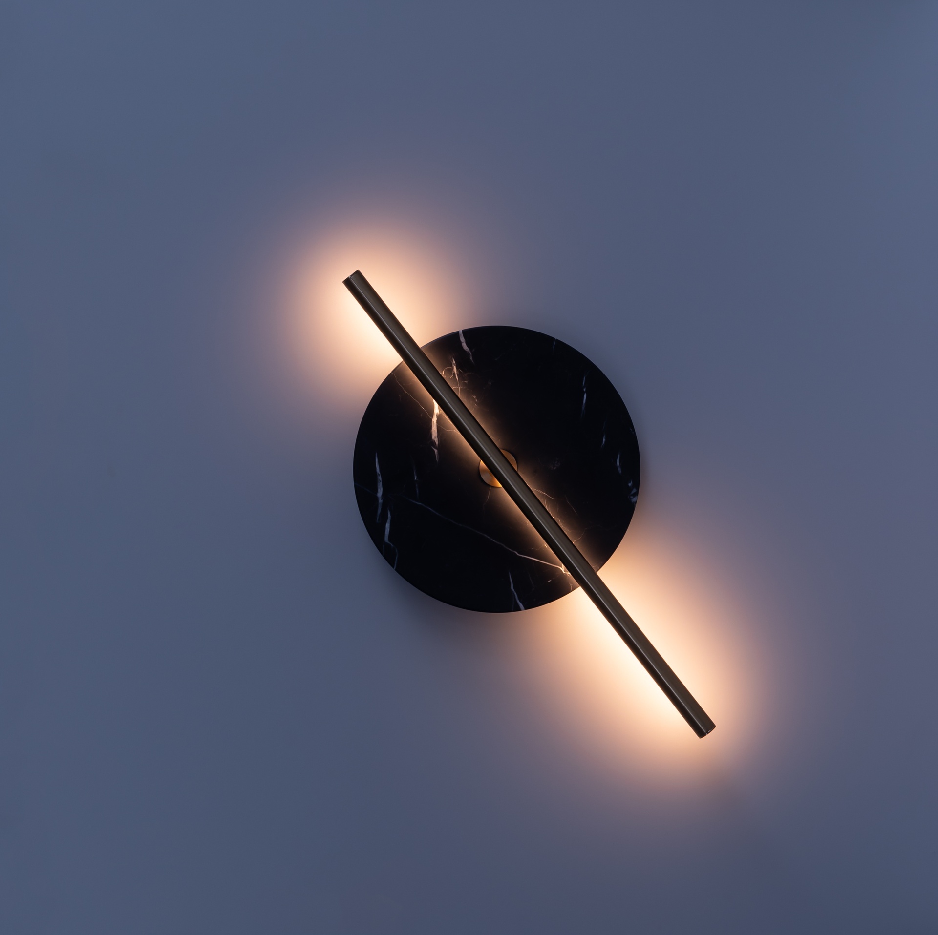 Бра Point черный металл с диском из черного мрамора Aromas del Campo