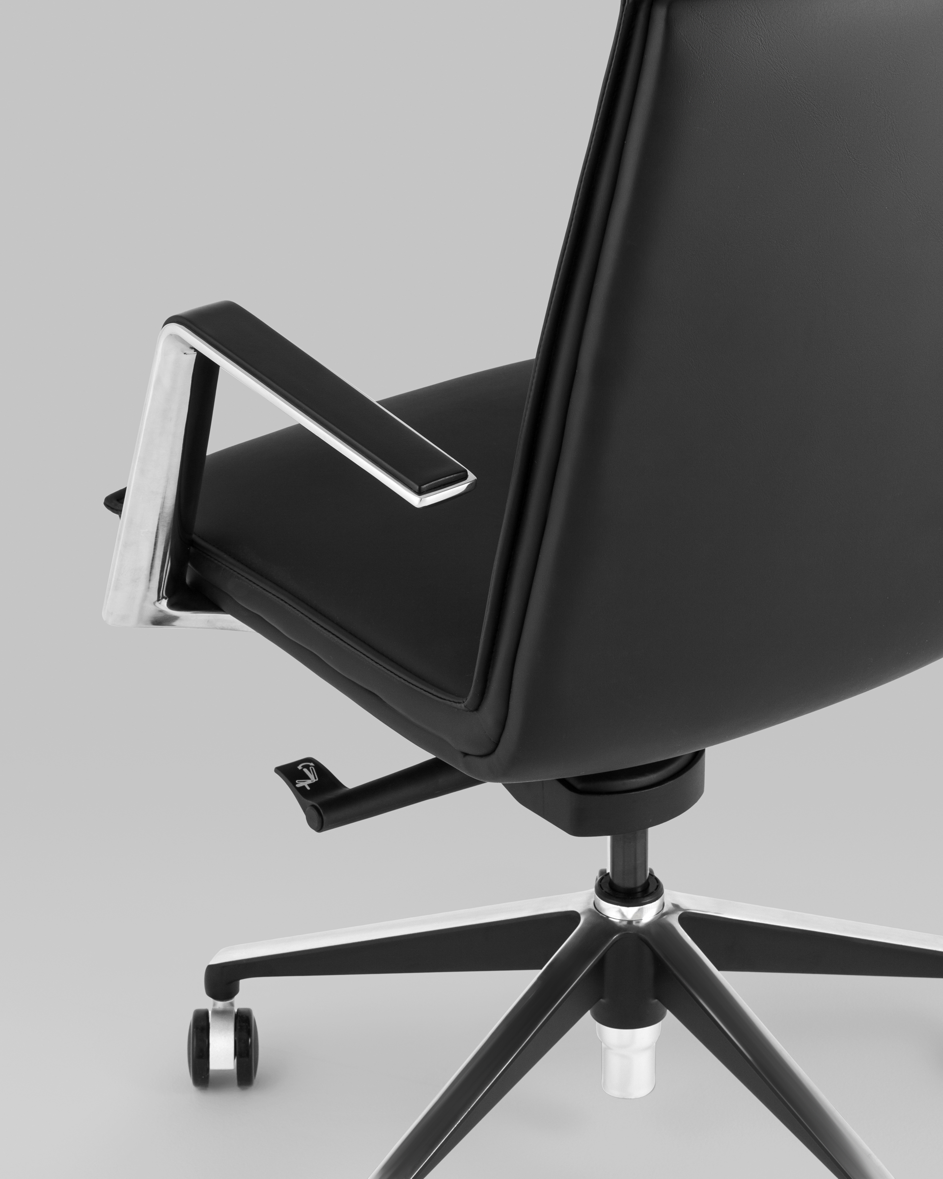 Кресло офисное TopChairs Arrow черный Stool Group