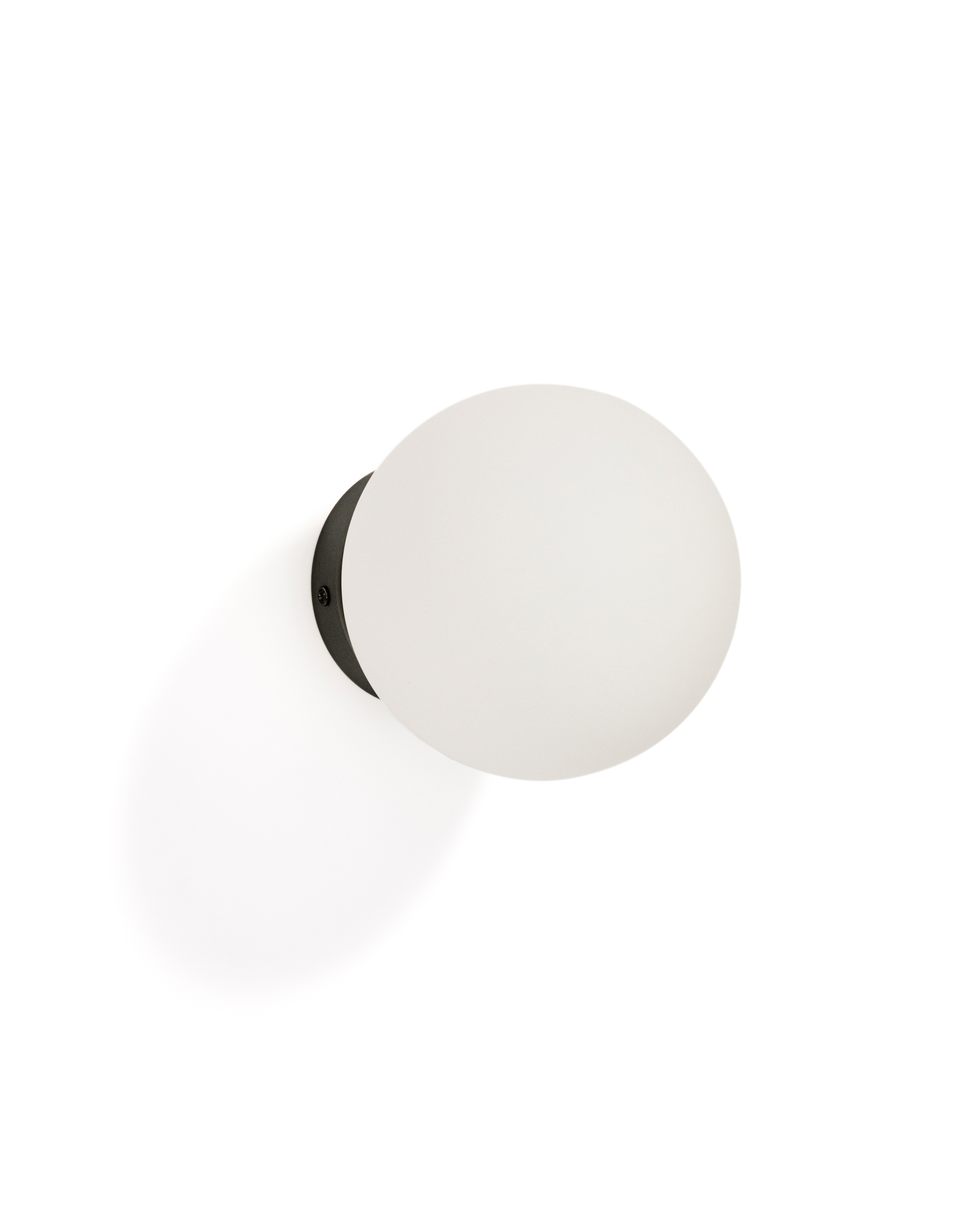 Настенный светильник Brisia из черного металла со стеклянным шаром Ø15 см La Forma 459039