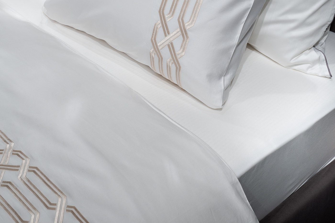 Комплект постельного белья Паллада с вышивкой кинг сайз золотой Garda Decor 175SMR-17505